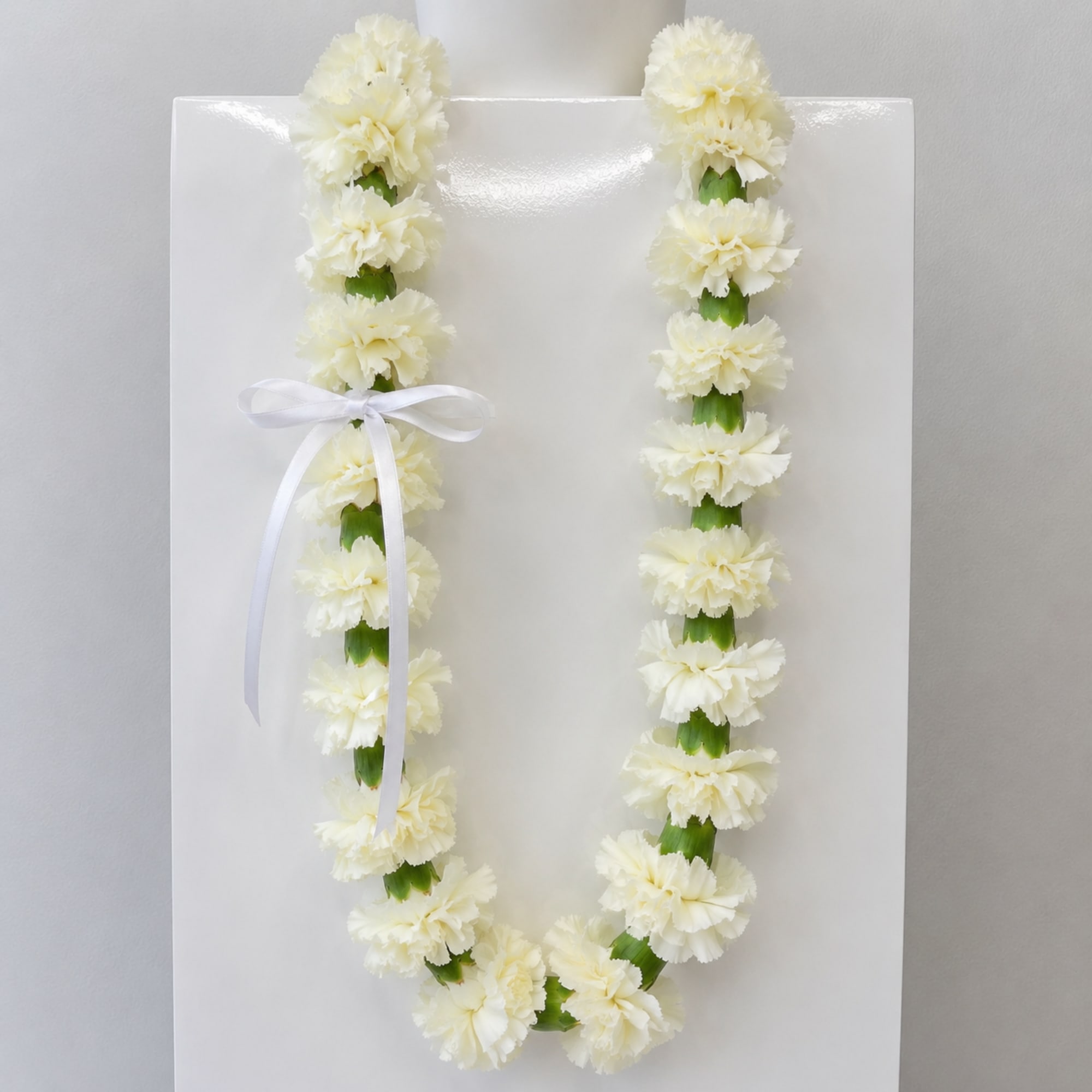Celebrate your graduate with a classic carnation graduation lei, a timeless symbol