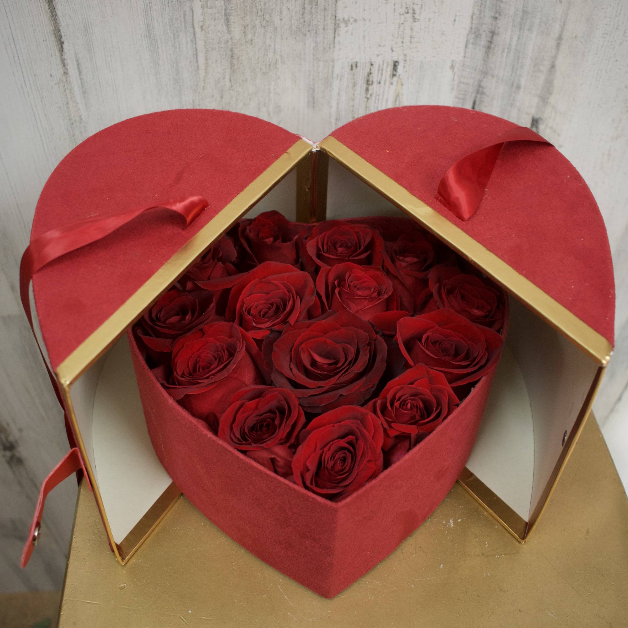 Beautiful velvet box with snap closure with 15 beautiful top quality red