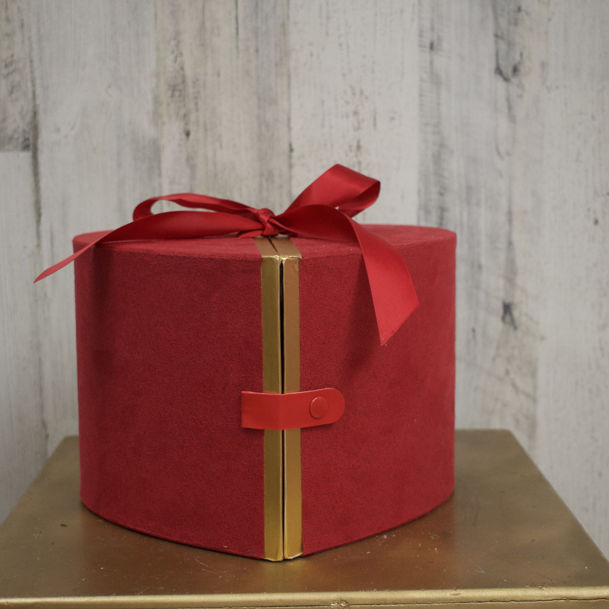 Beautiful velvet box with snap closure with 15 beautiful top quality red