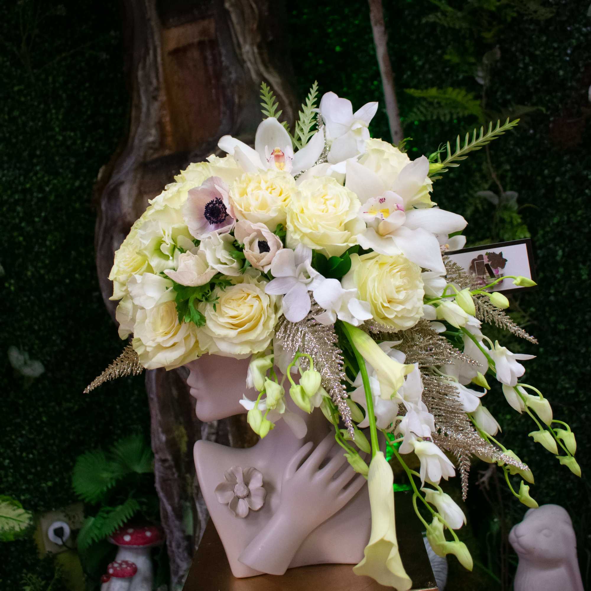 Elegance sculpture of love made with love for your loved ones

Flower delivery