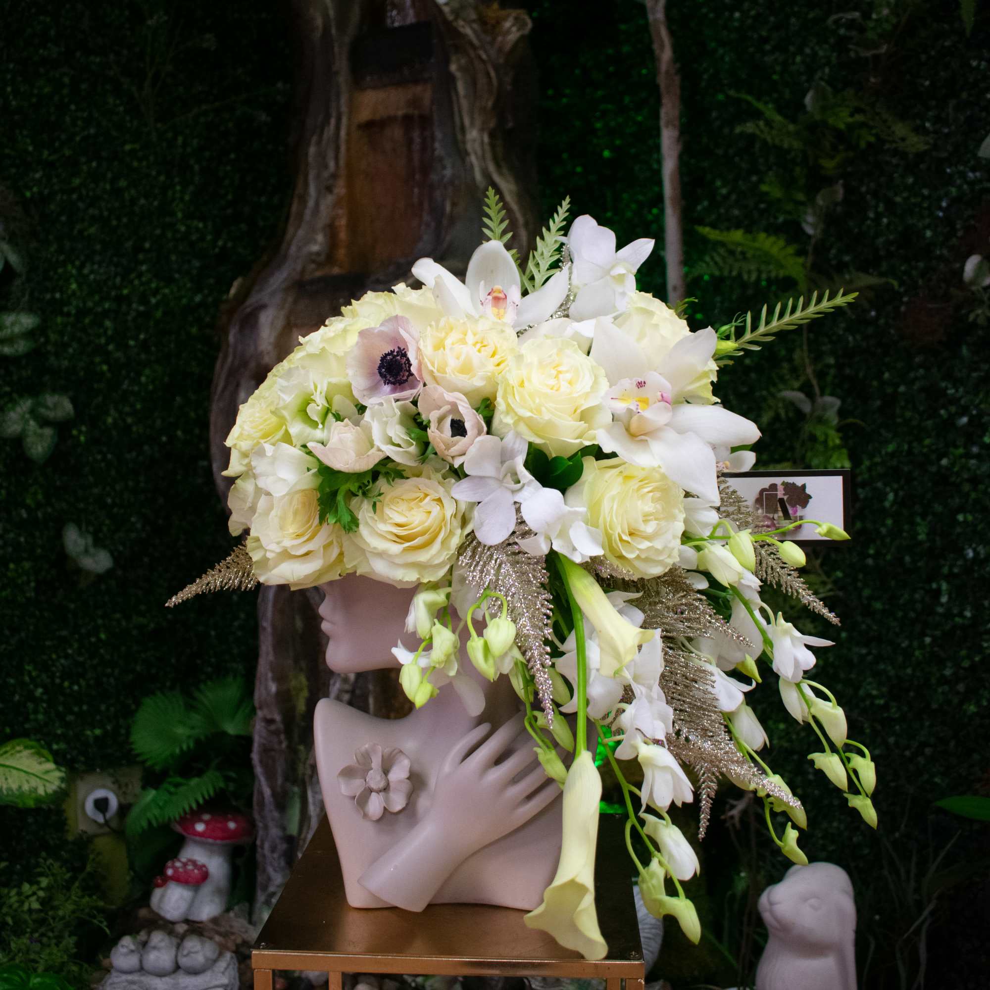 Elegance sculpture of love made with love for your loved ones

Flower delivery