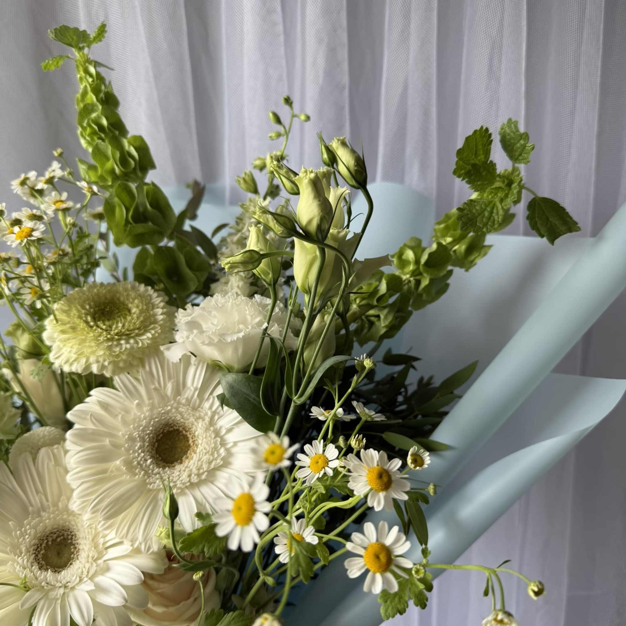 A fresh and airy bouquet inspired by the softness of a spring