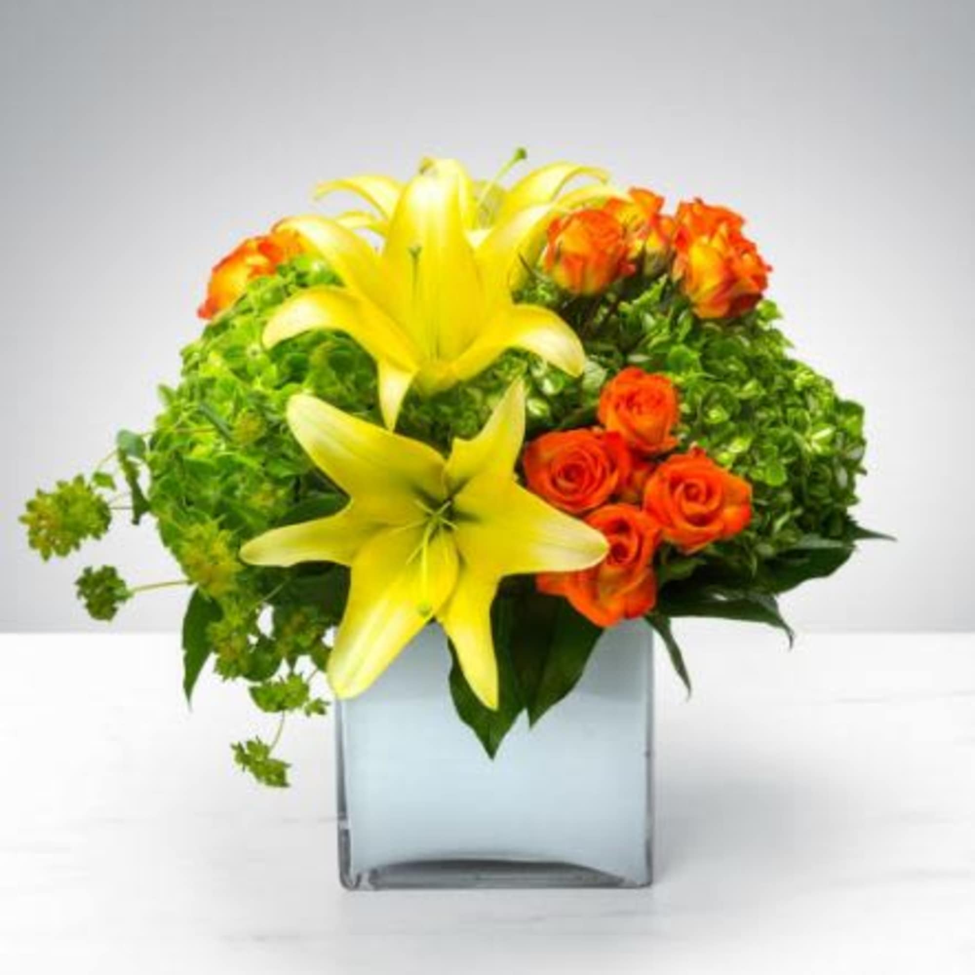  Pet Friendly?
No . This arrangement contains lilies, which are highly toxic