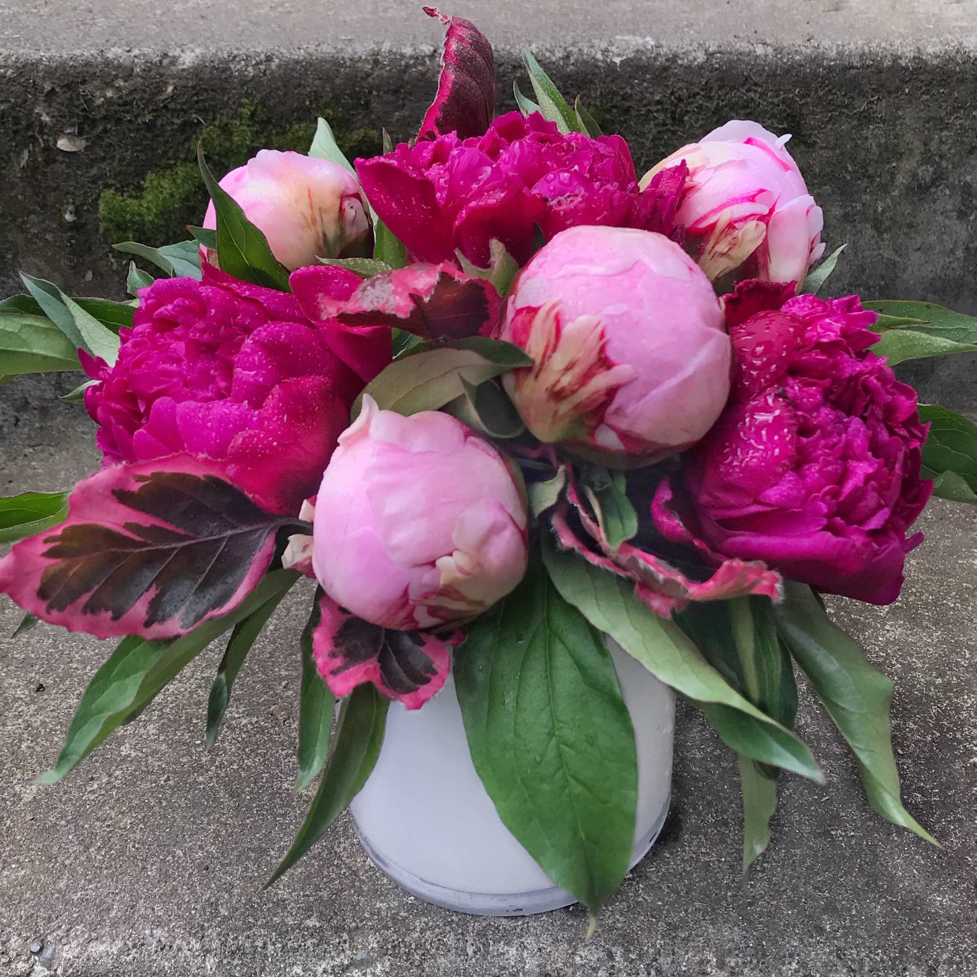 We let the beauty of locally grown peonies stand out in a