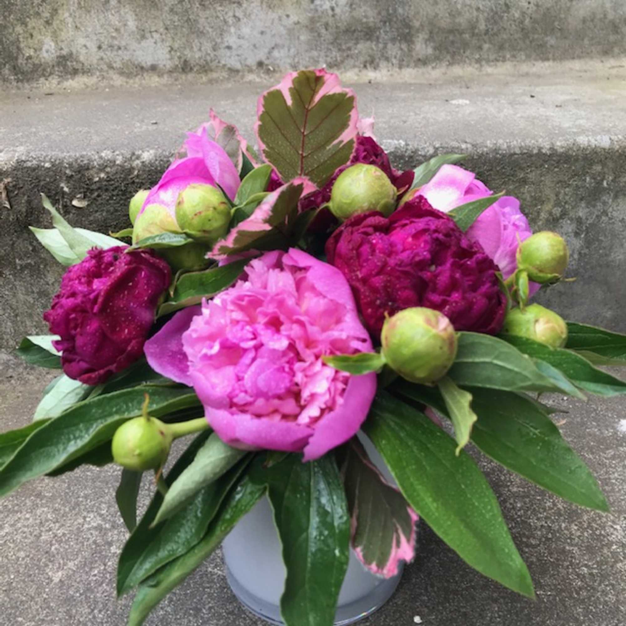 We let the beauty of locally grown peonies stand out in a