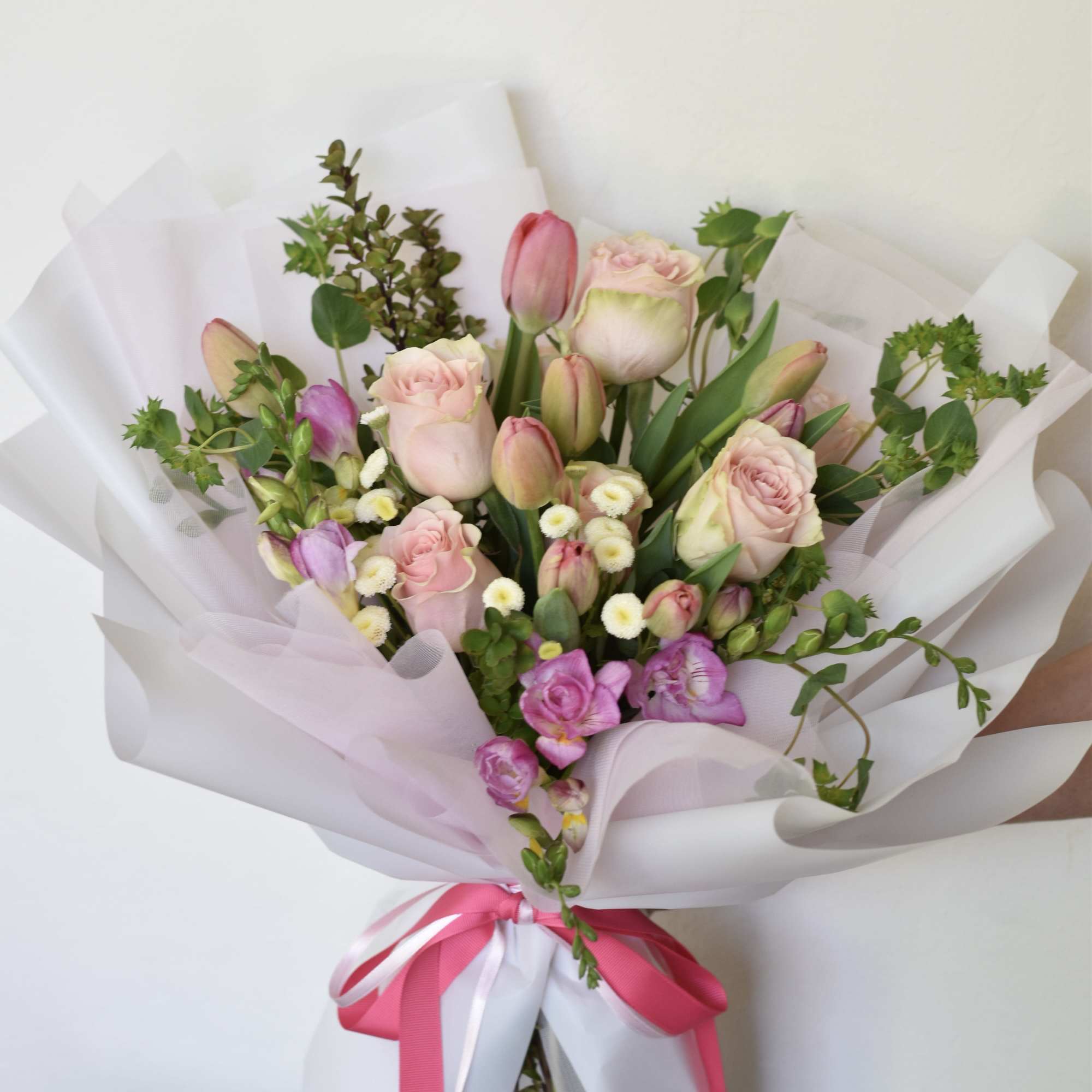The bouquet included:
- 8 stems of tulips
- 6 stems of Roses
- Mini