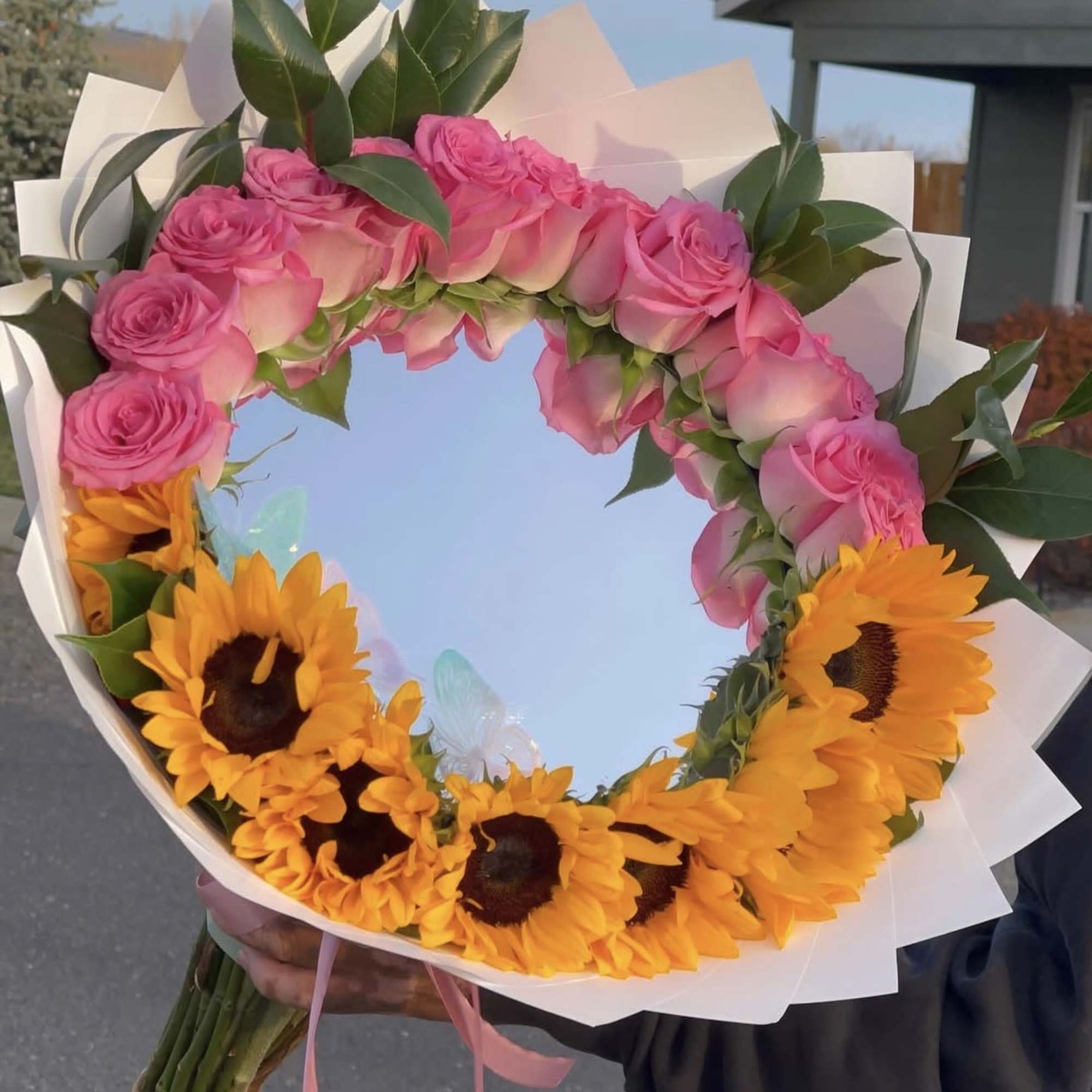 BEAUTIUL BOUQUET WITH ROUND MIRROR IN THE CENTER, AMAZING FOR ANY OCASSION