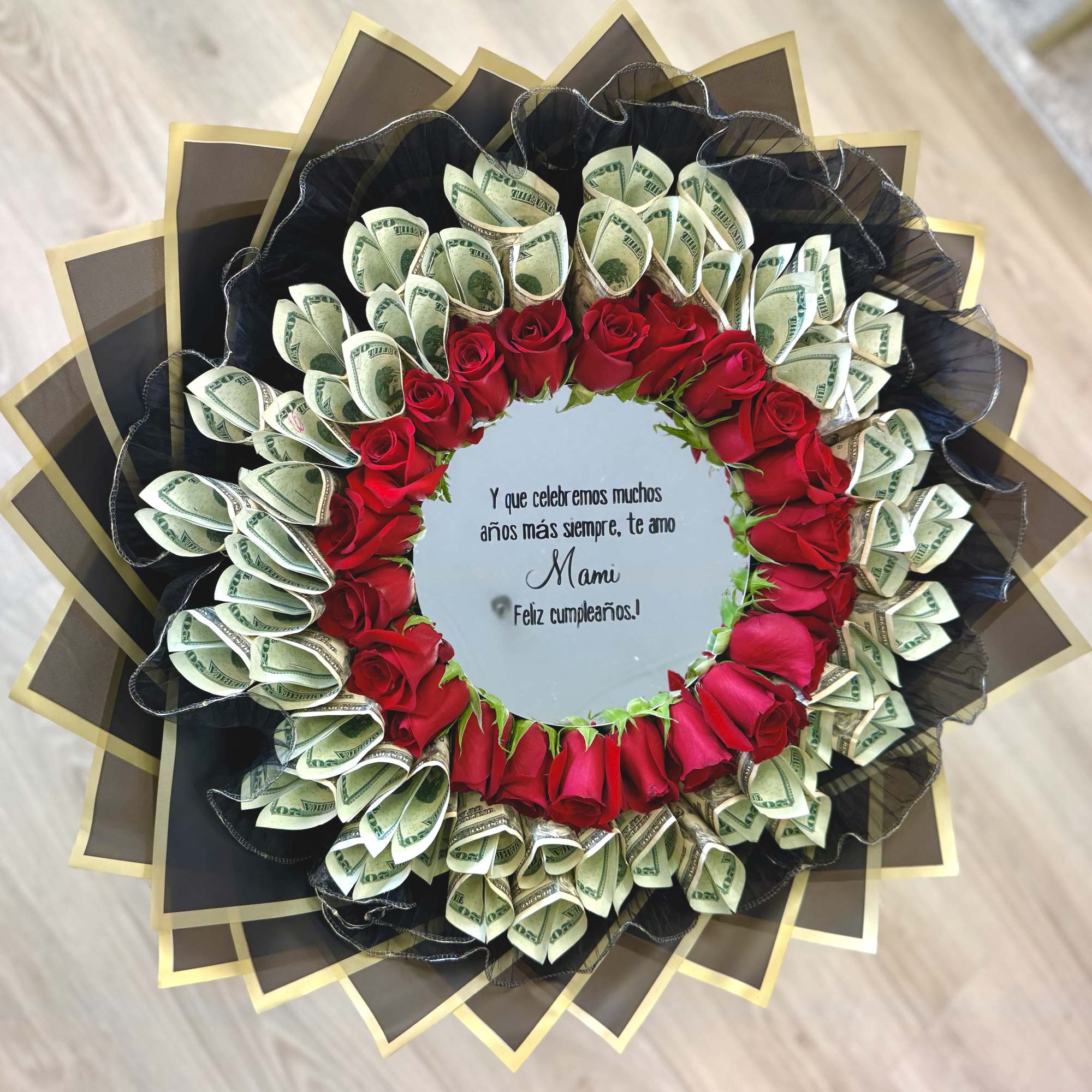 BEAUTIUL BOUQUET WITH ROUND MIRROR IN THE CENTER, AMAZING FOR ANY OCASSION
