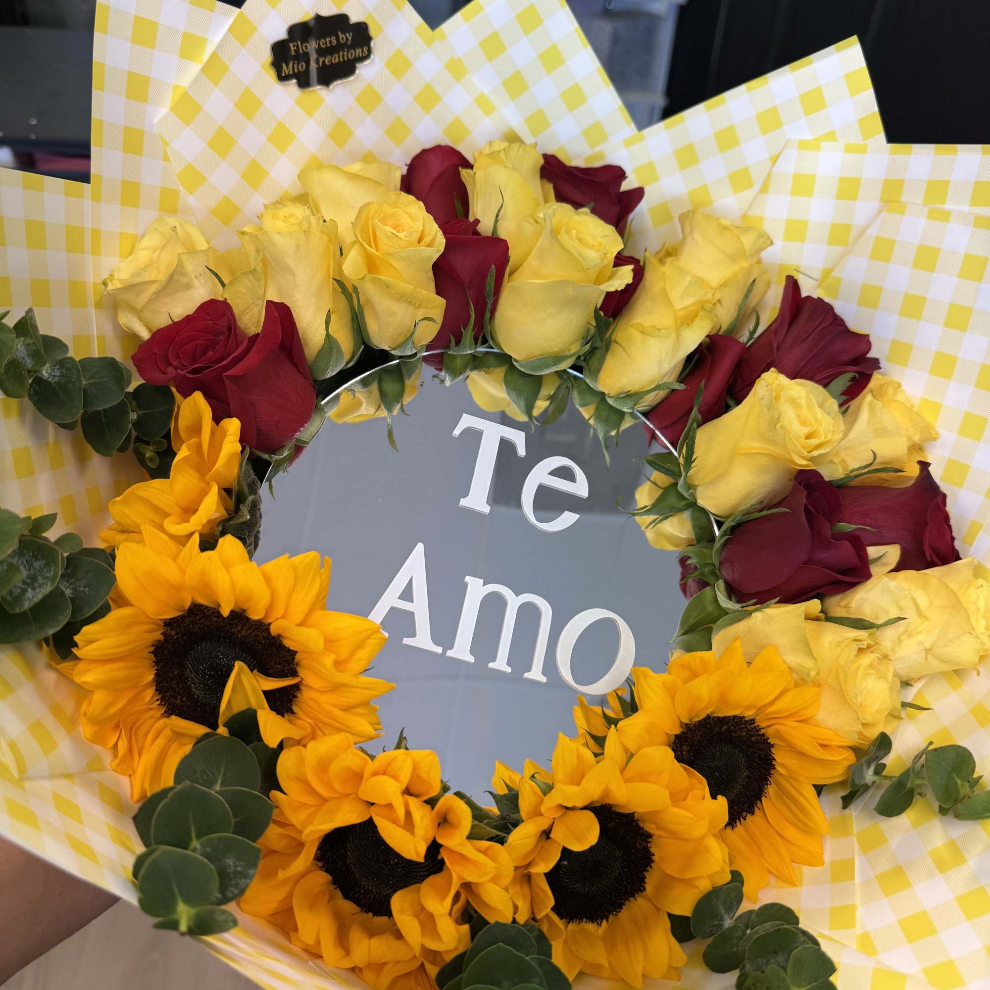 BEAUTIUL BOUQUET WITH ROUND MIRROR IN THE CENTER, AMAZING FOR ANY OCASSION