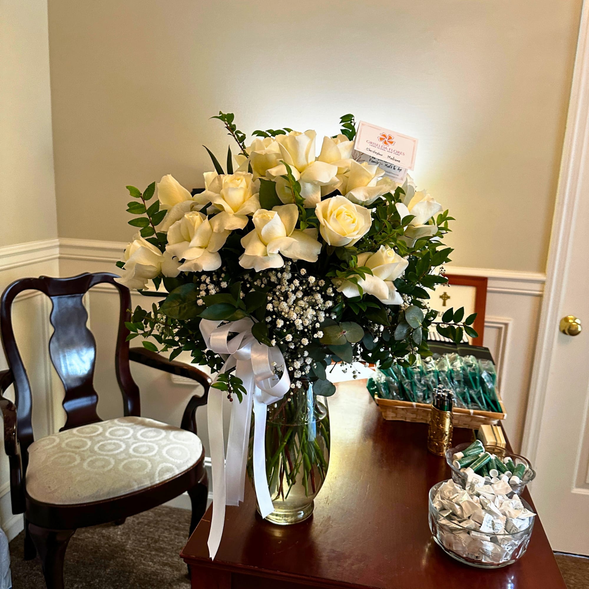 24 rosas blancas en una vase para  Farmingdale o cualquier otra