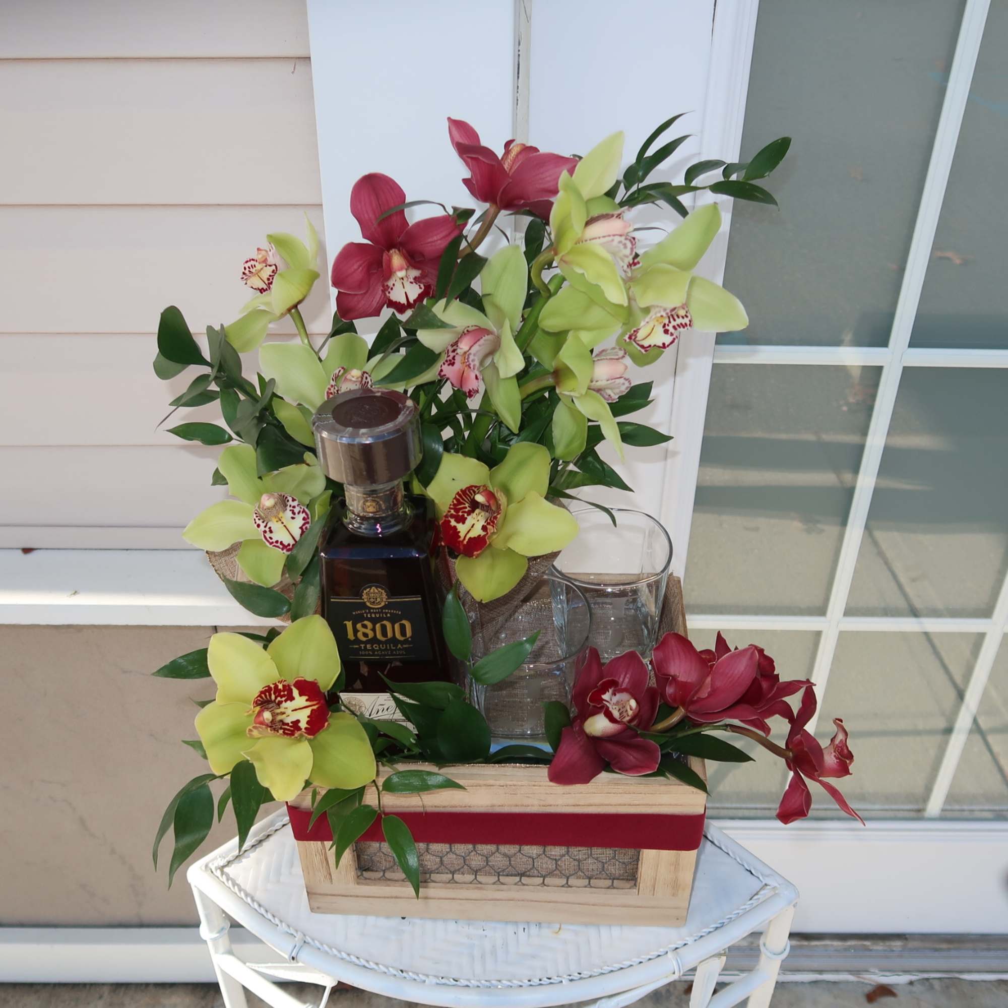 Este es un arreglo personalizado para ellos.
Incluye:
-Cymbidium orchids de dos colores.
-1 botella