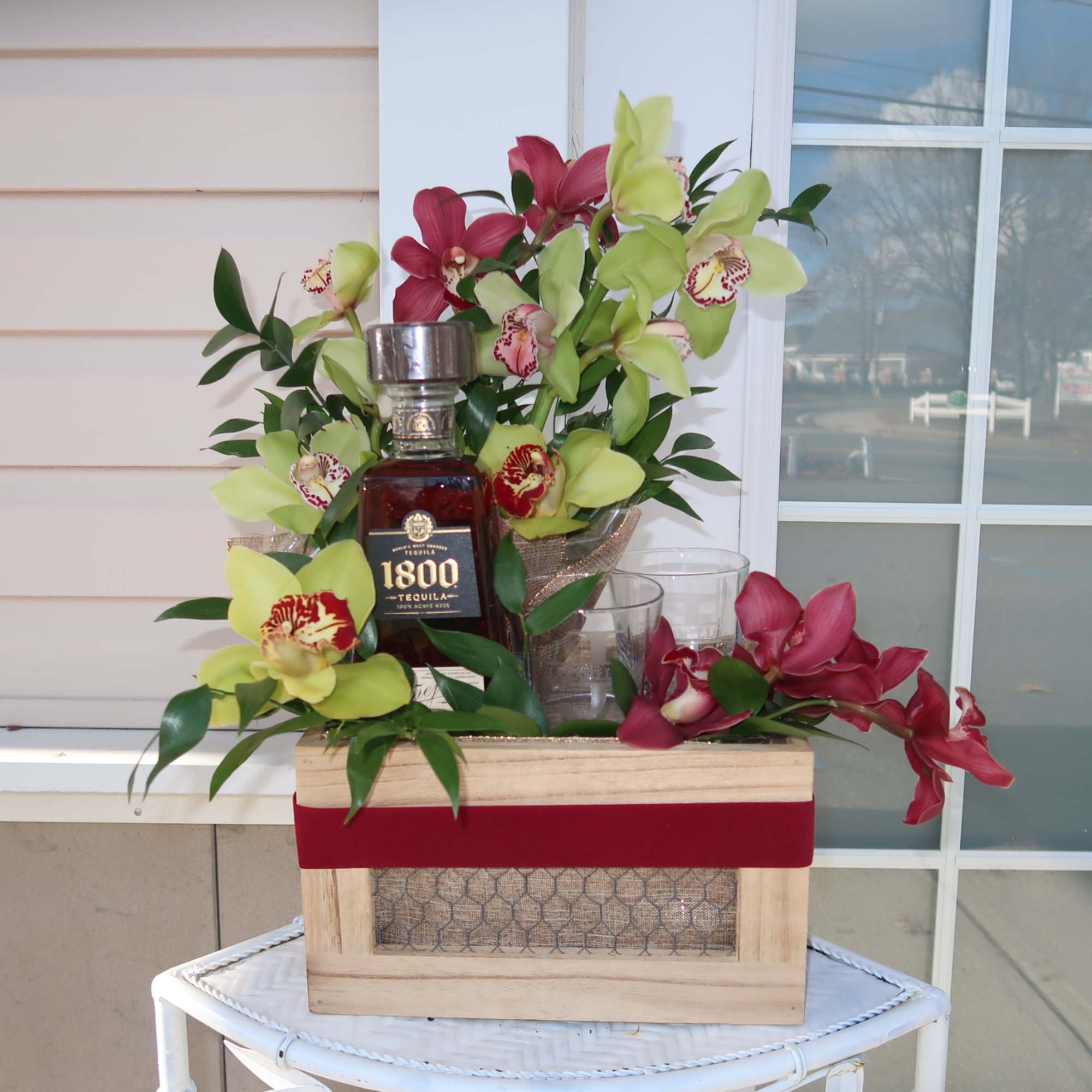Este es un arreglo personalizado para ellos.
Incluye:
-Cymbidium orchids de dos colores.
-1 botella