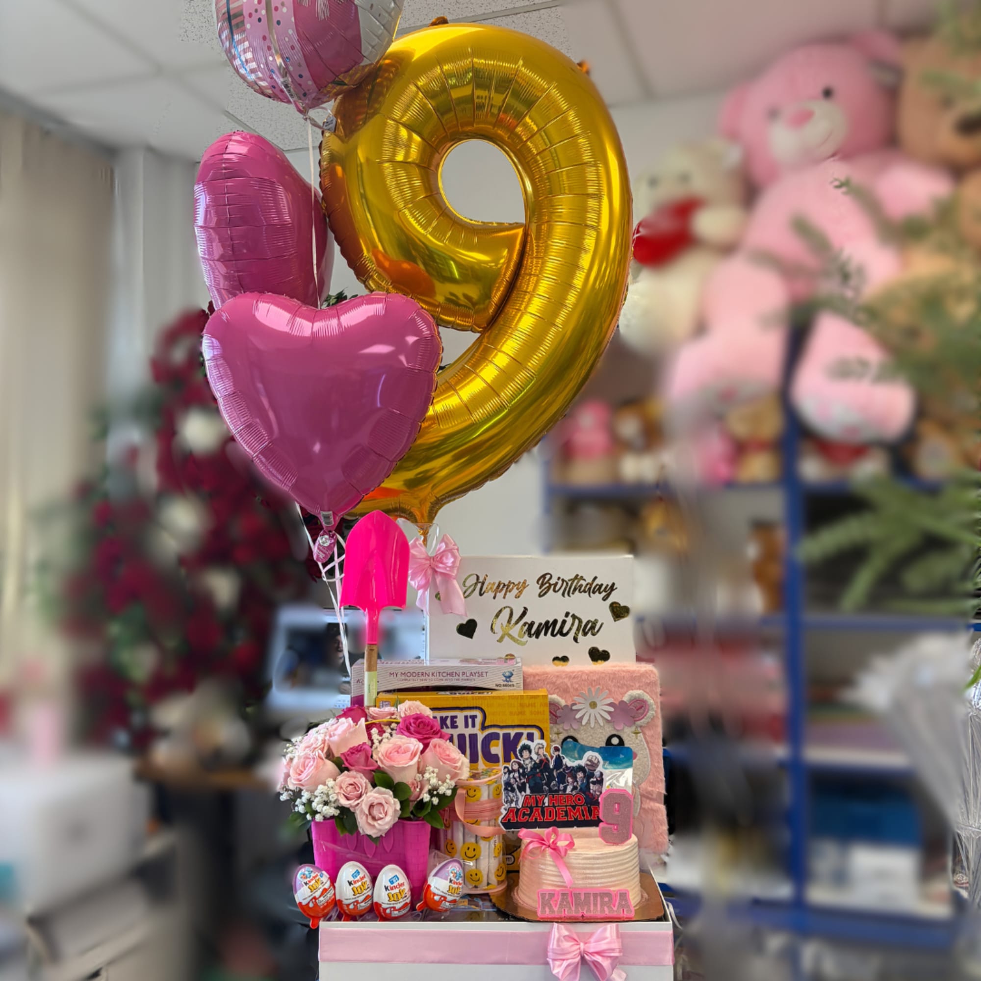 Este regalo incluye:
1 pastel peque&ntilde;o personalizado
1 arreglo de flores
1 set de globos
1