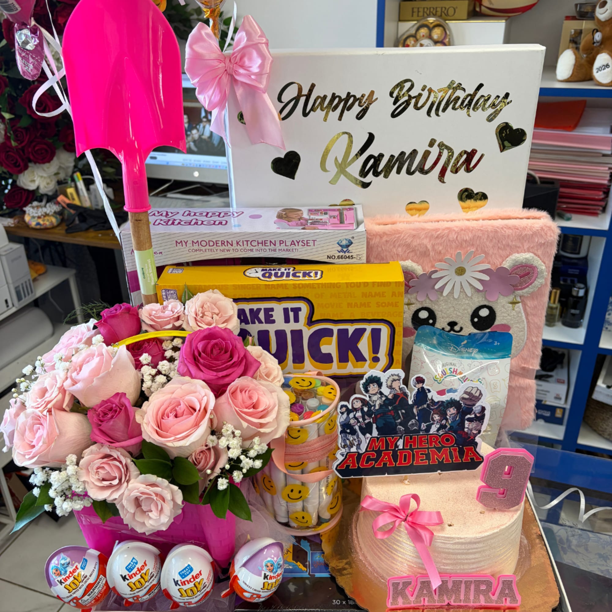 Este regalo incluye:
1 pastel peque&ntilde;o personalizado
1 arreglo de flores
1 set de globos
1