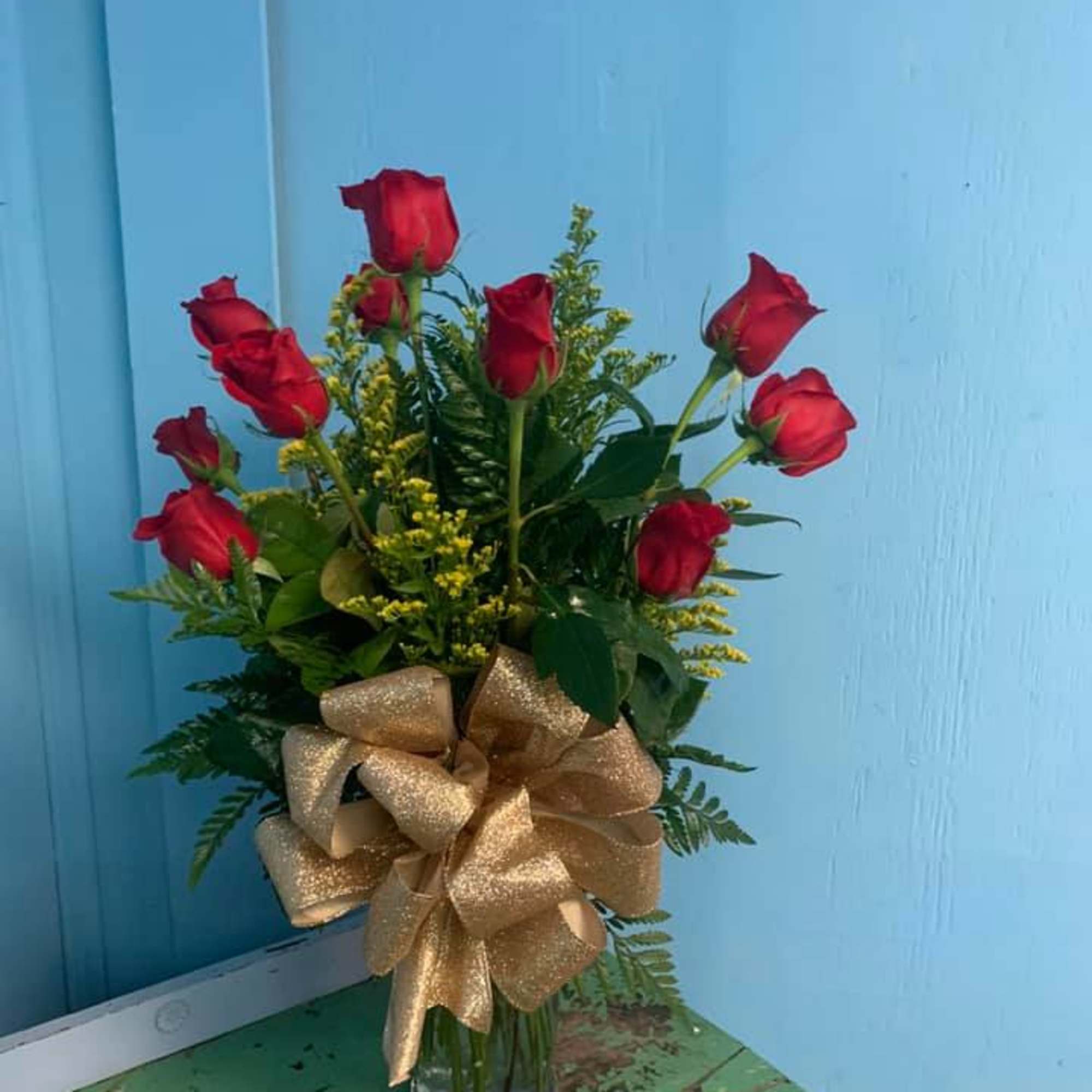 These dozen red roses are the classic romantic gift! Perfect for Valentine's