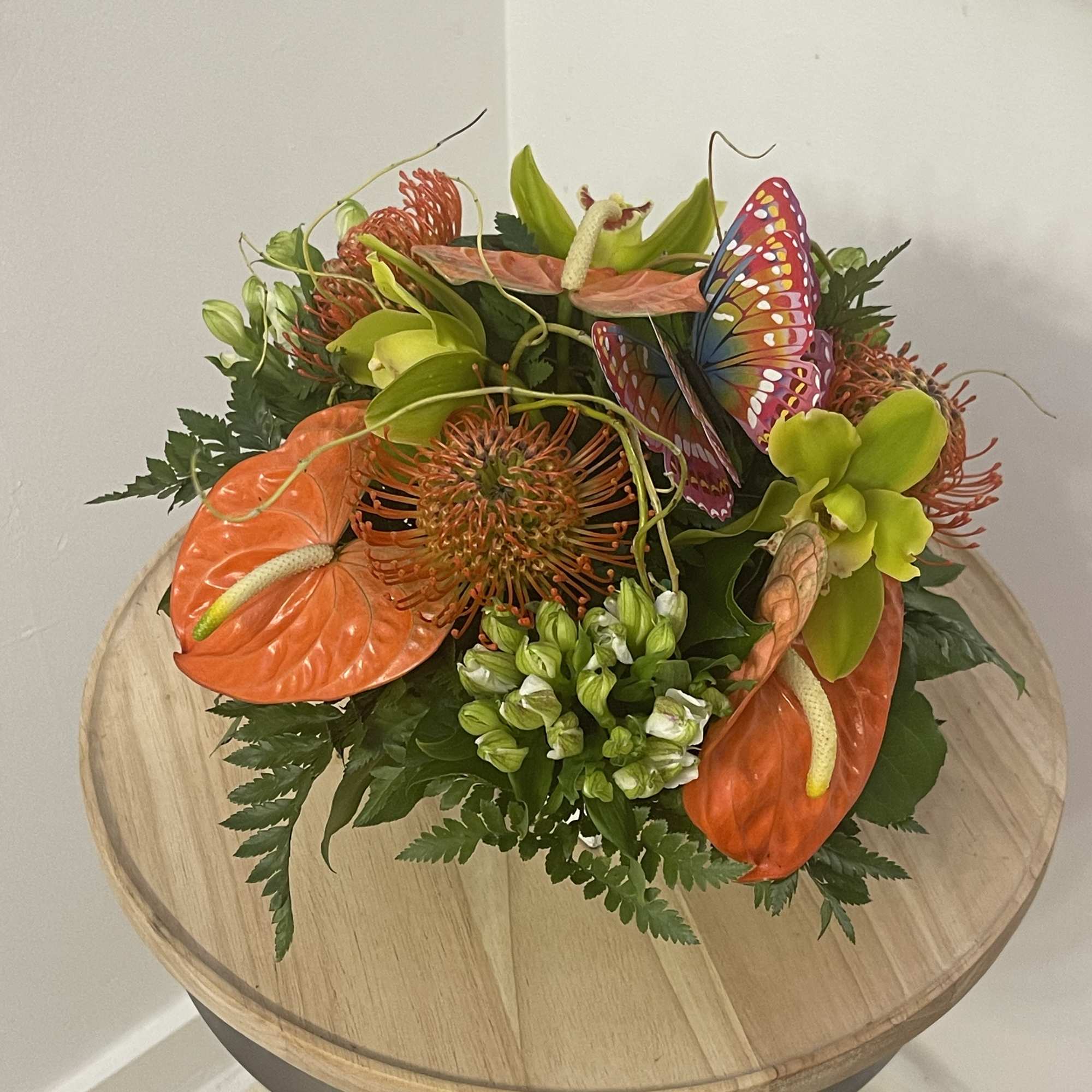 Three beautiful arrangements to line your dining room table with beautiful florals