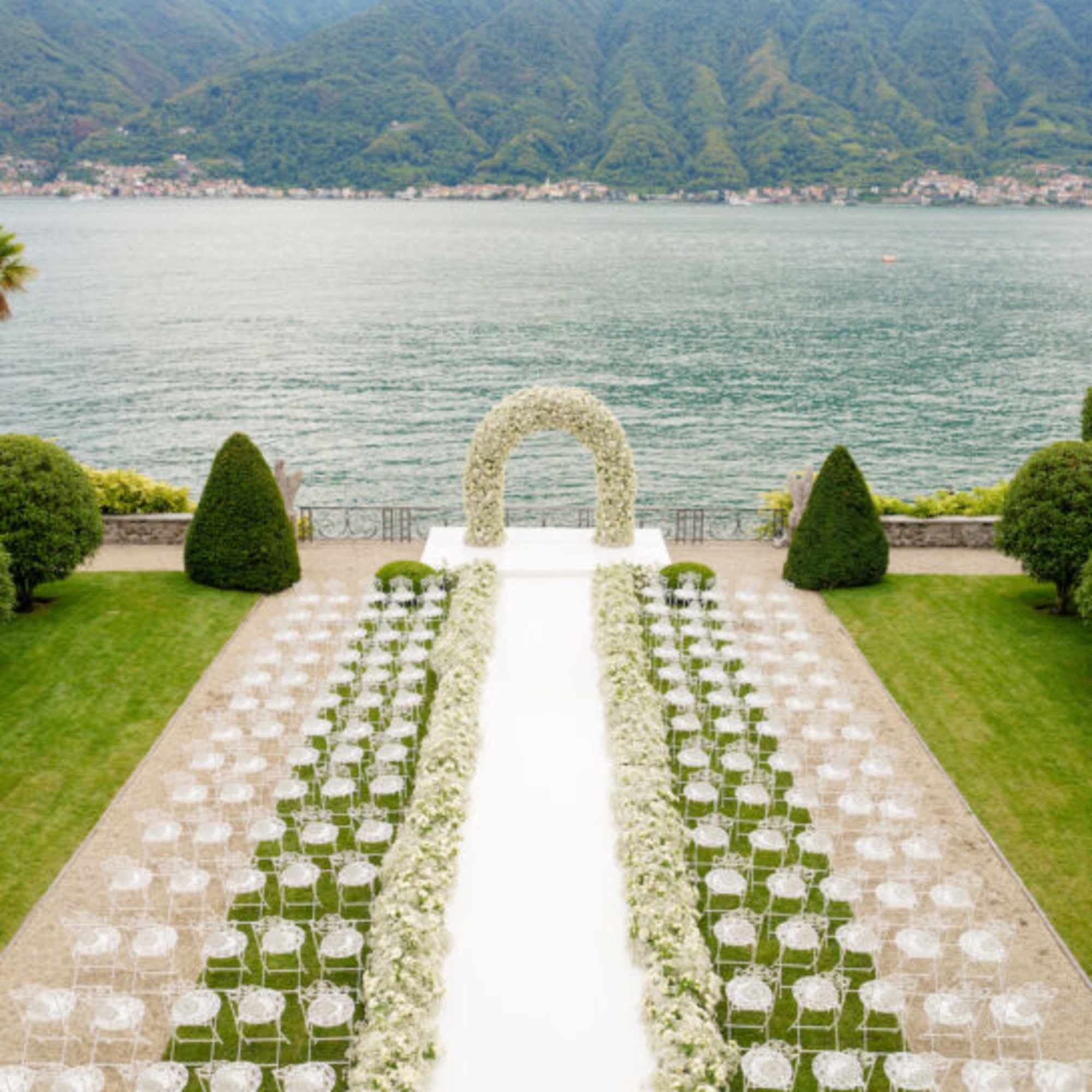 This Italian wedding floral package includes $3000 of fresh cut flowers, 8000