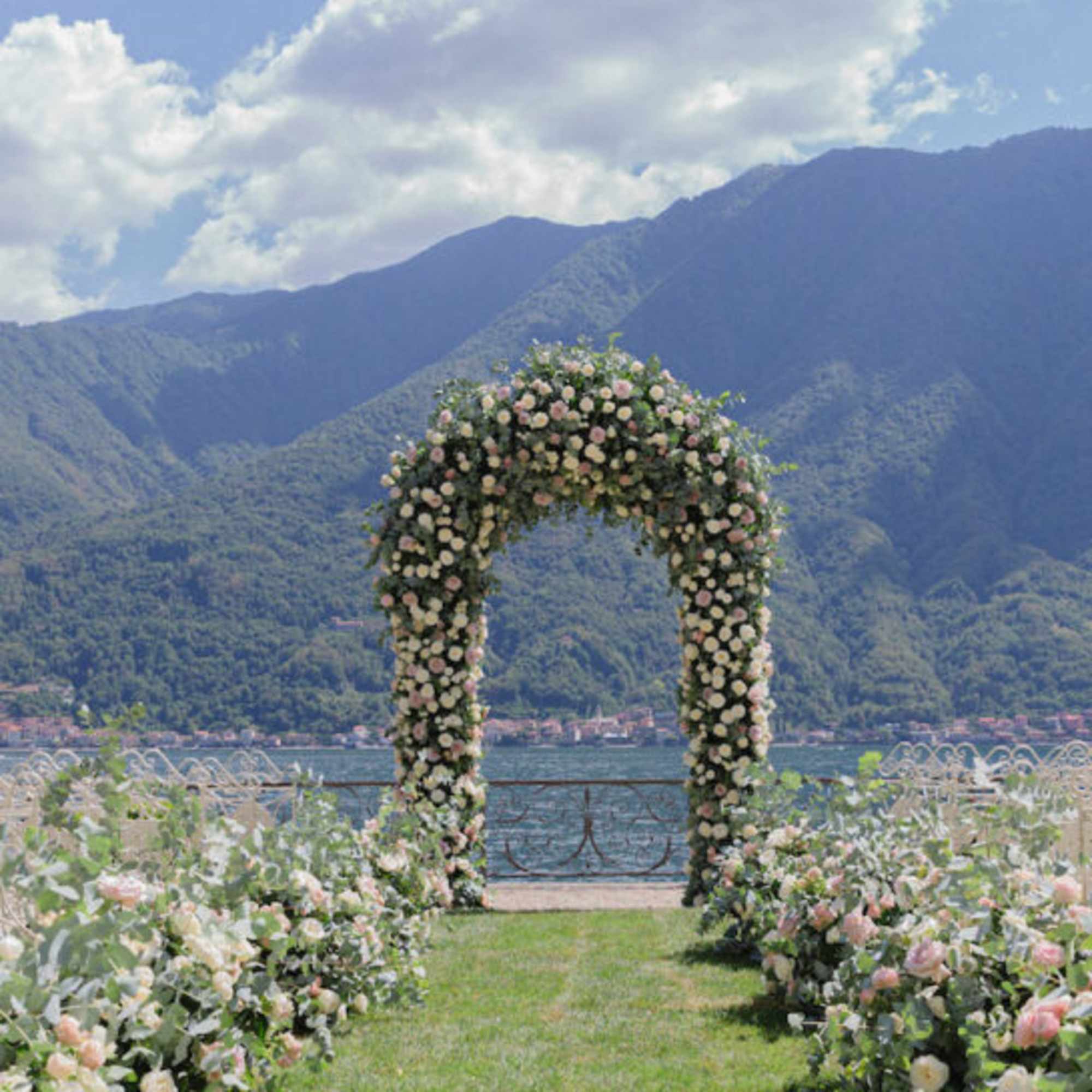 This Italian wedding floral package includes $3000 of fresh cut flowers, 8000