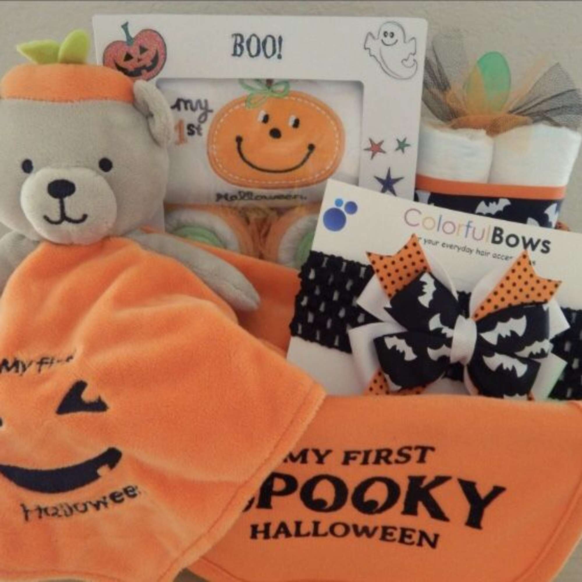 This luxury gift pack is filled with Halloween Momentos treats and toys.
