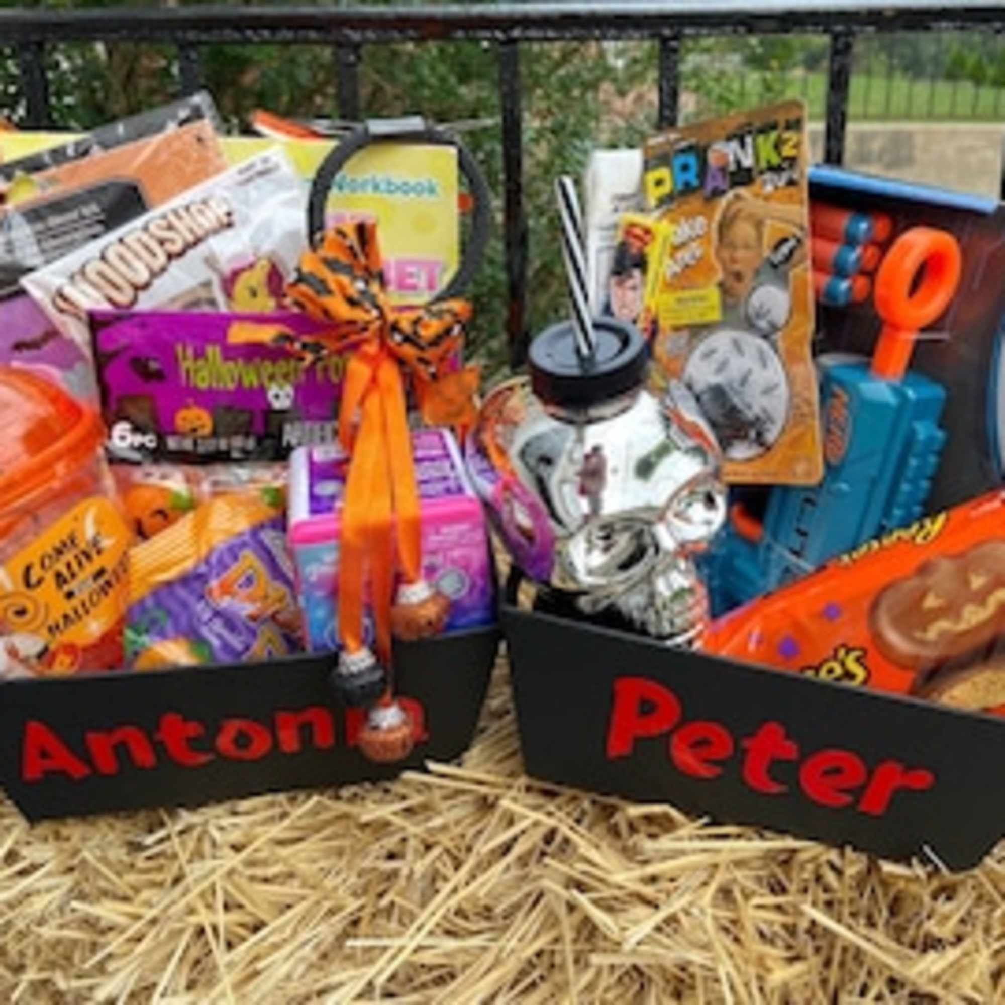 This luxury gift pack is filled with Halloween Momentos treats and toys.