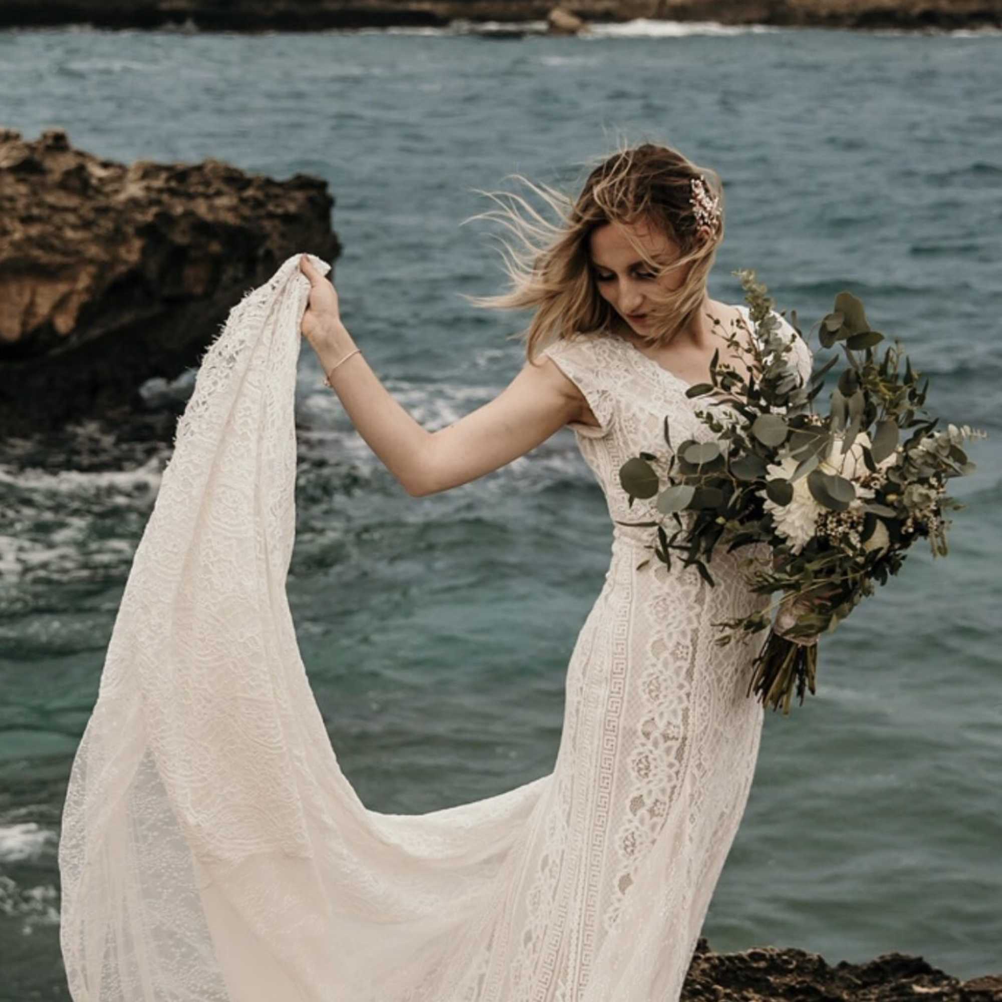 This wedding floral package includes florals down the aisle, a full flower