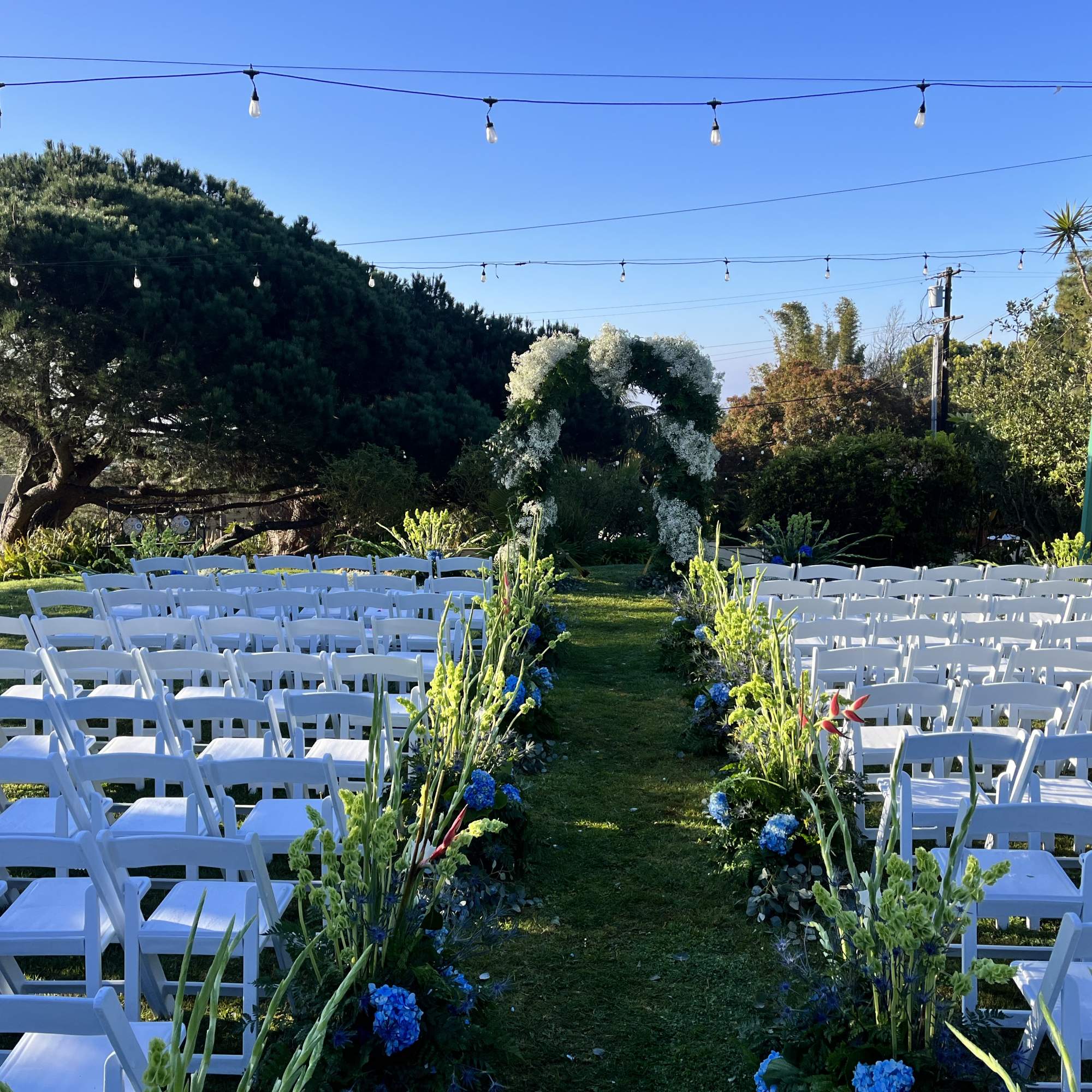 This wedding floral package includes florals down the aisle, a full flower
