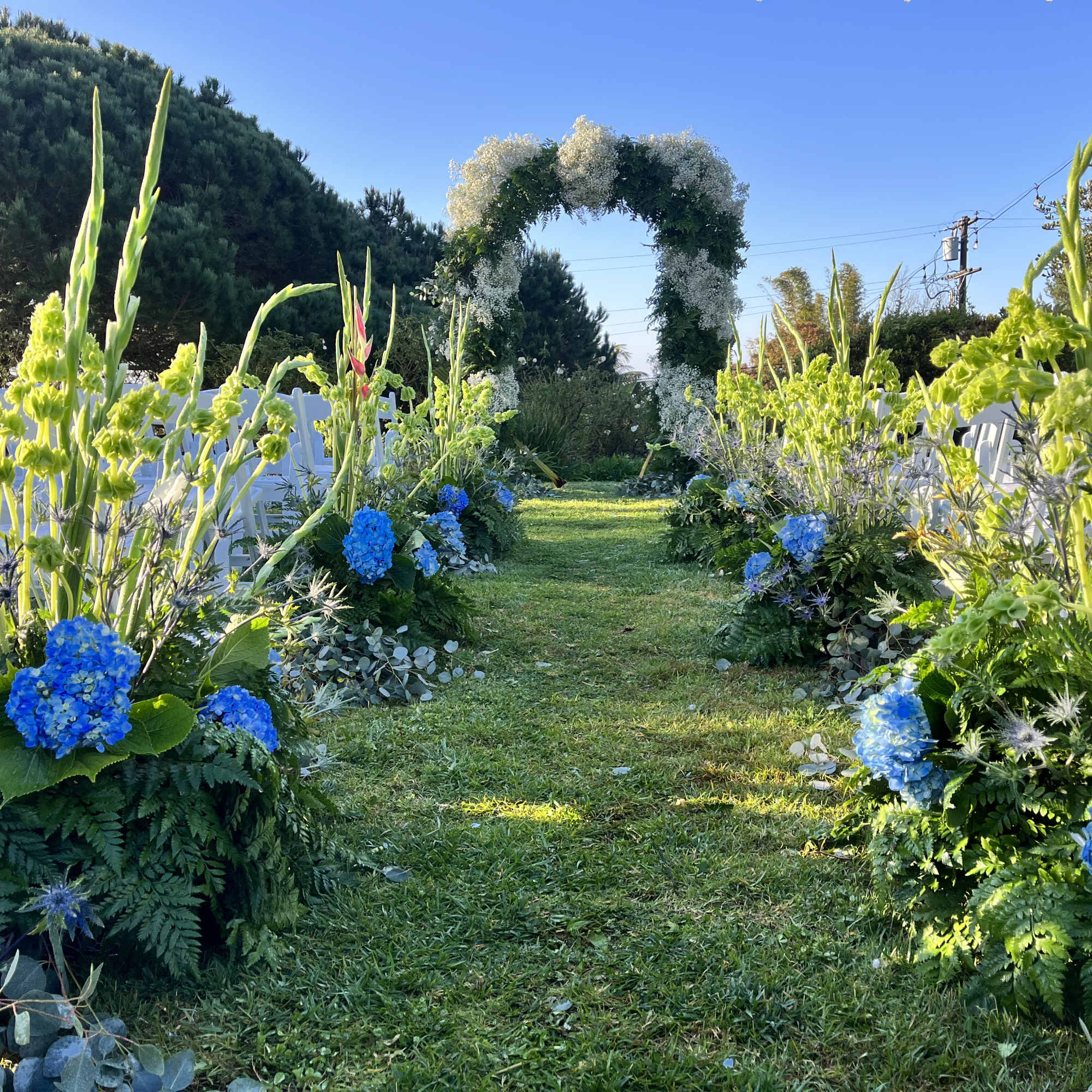 This wedding floral package includes florals down the aisle, a full flower