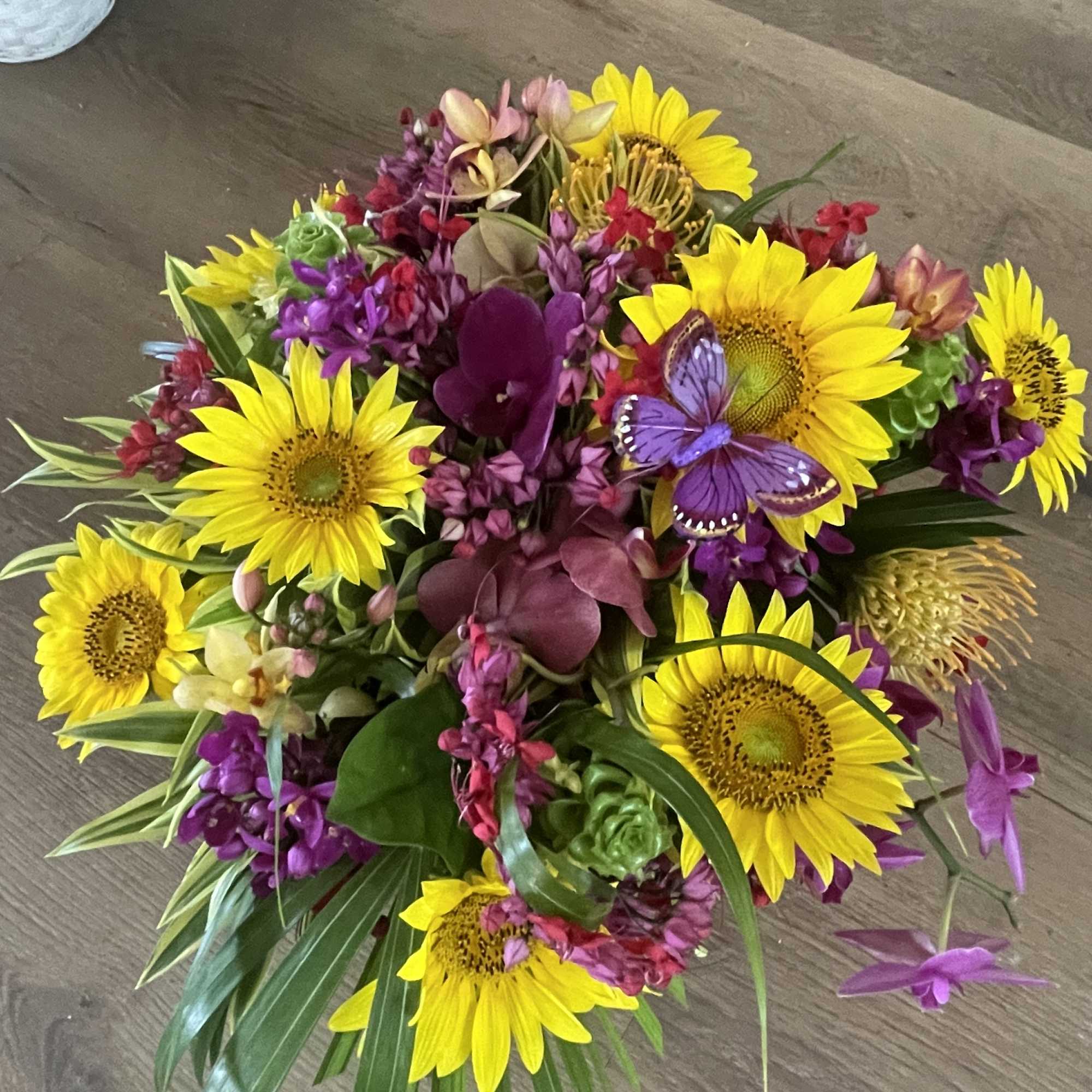 This wedding floral package includes florals down the aisle, a full flower