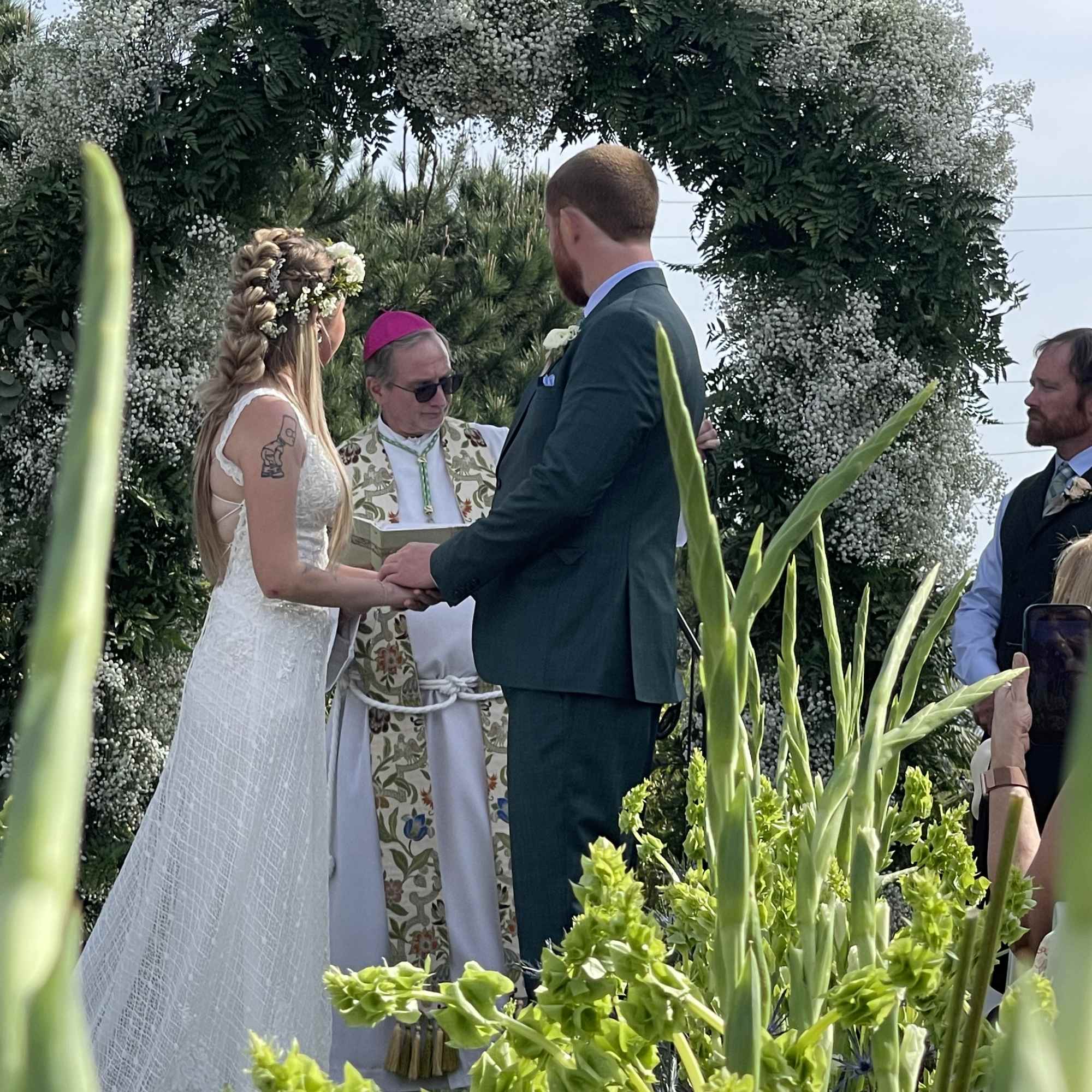 This wedding floral package includes florals down the aisle, a full flower