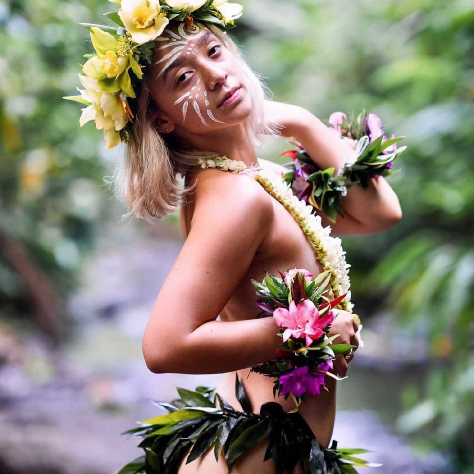 Tropical Florals Hawaii, an Oahu-based florist, offers a professional photo shoot experience