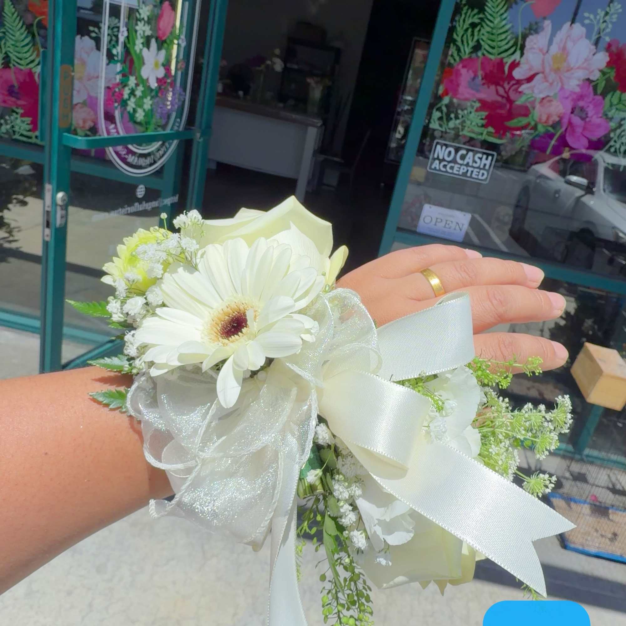 Flower colors can be customized based on your preference. You may also