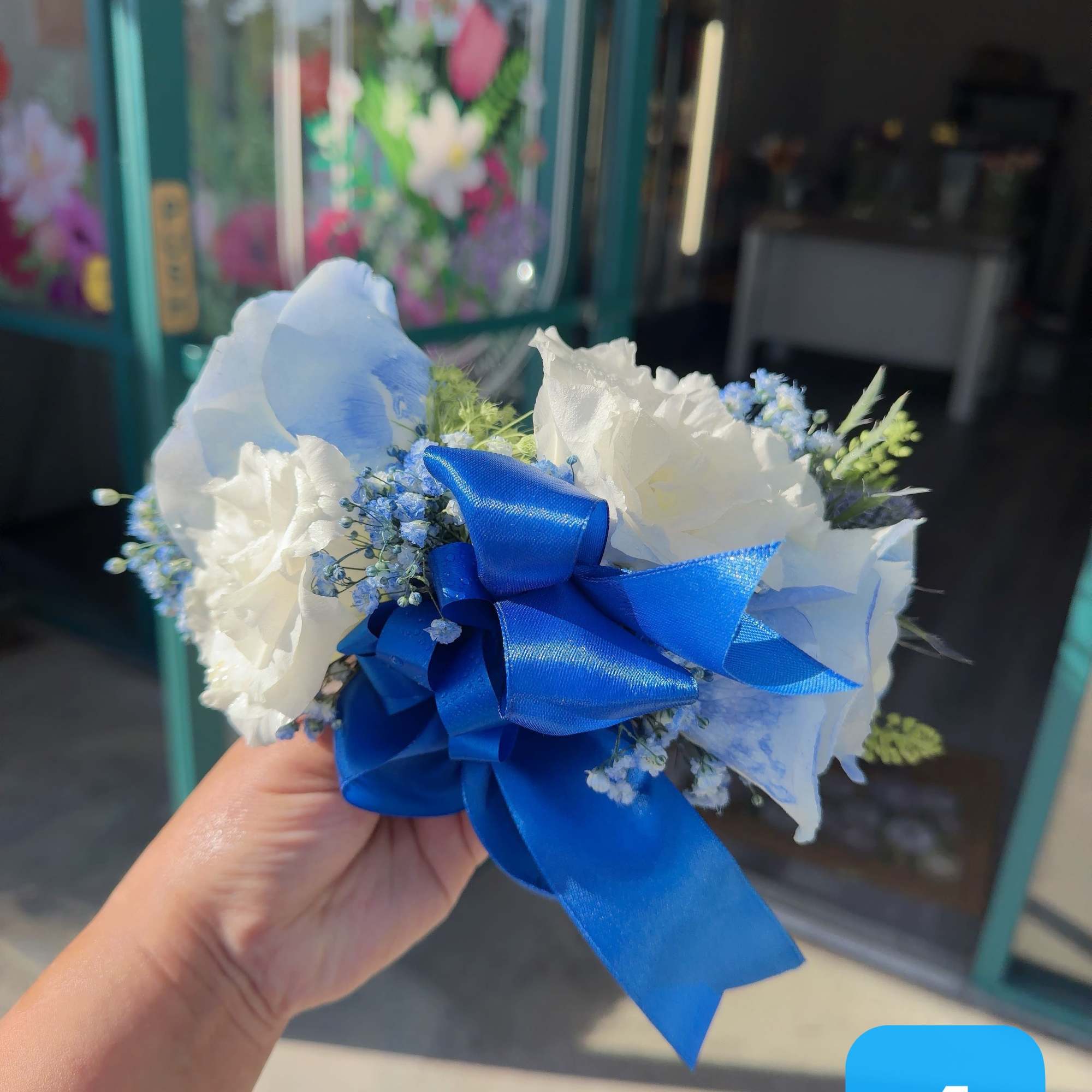Flower colors can be customized based on your preference. You may also