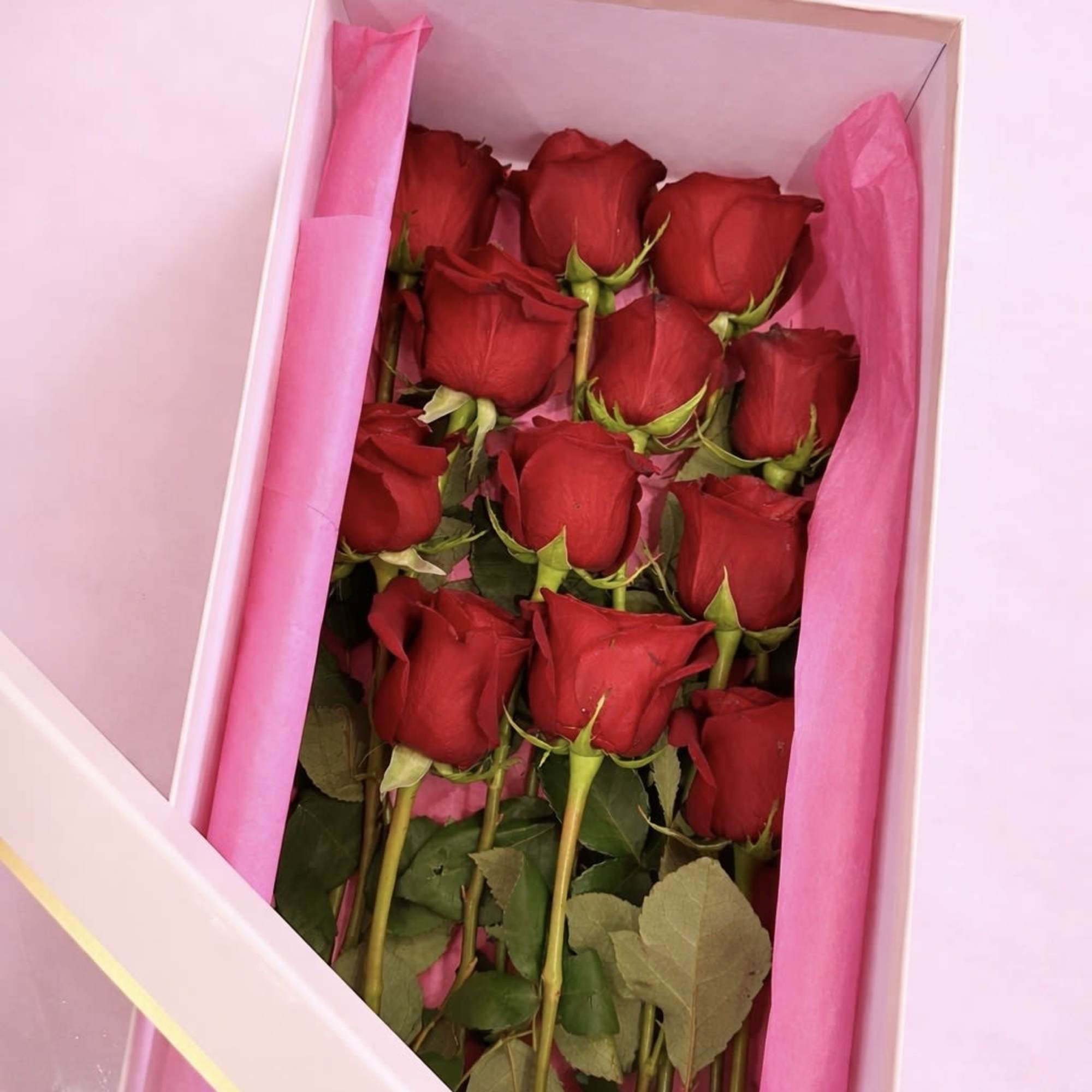 English:
Premium roses presented in an elegant box with a removable lid. Available