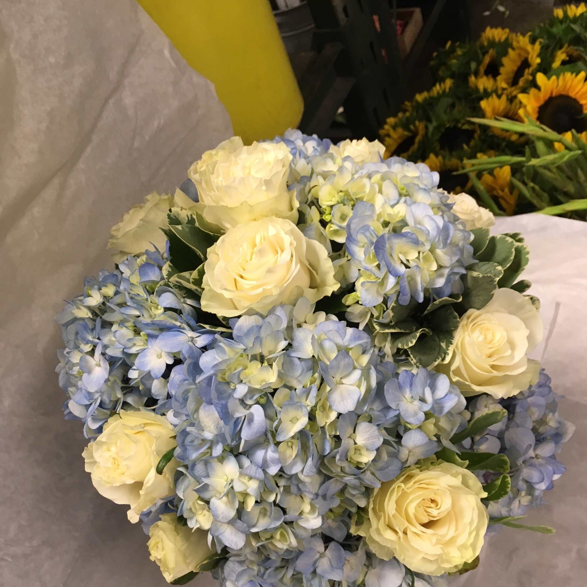 Bouquet of pale yellow roses and blue hydrangeas