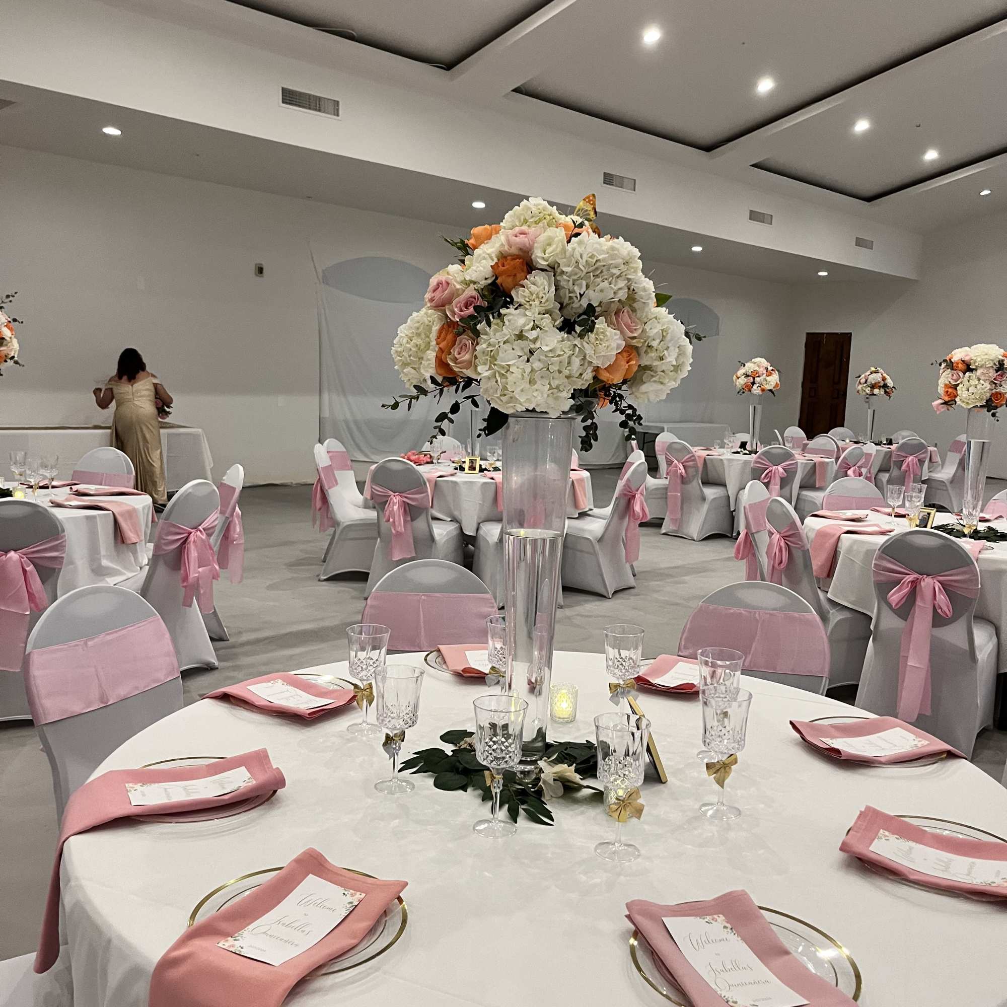 A low, romantic centerpiece in a rectangular wooden box blends peach roses
