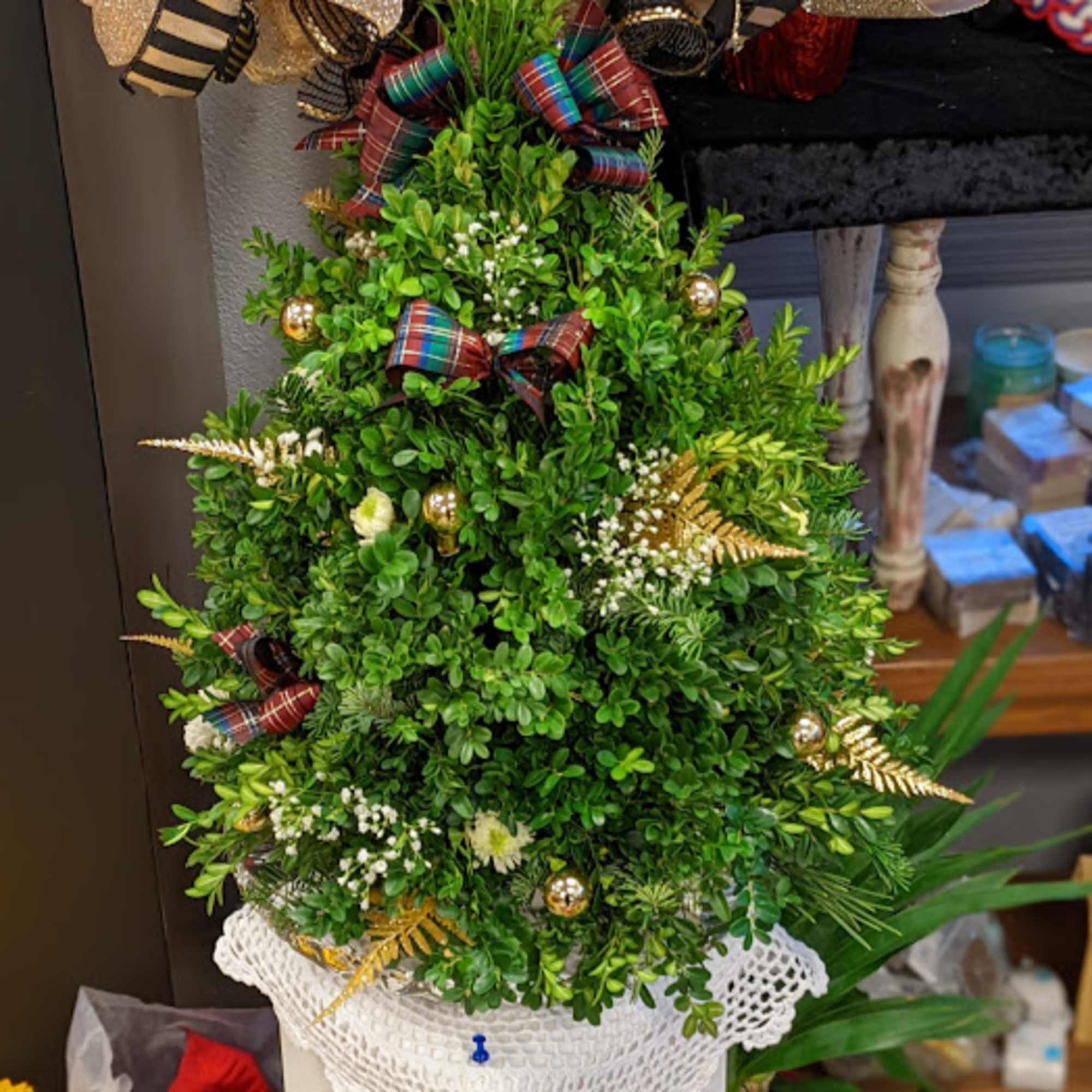 This arrangement ranges from 18"-22" tall and can be customized with colors
