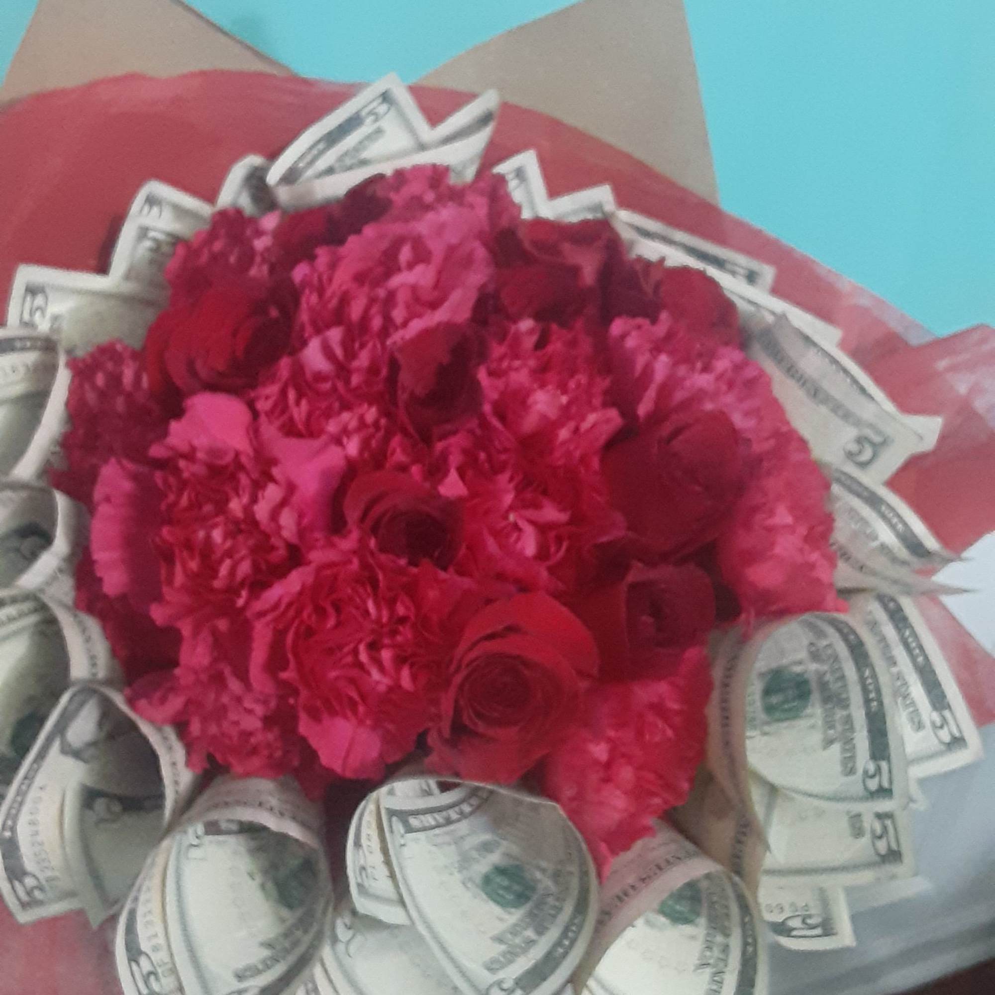 Send these beautiful red roses partnered with rolled dollars (default is total