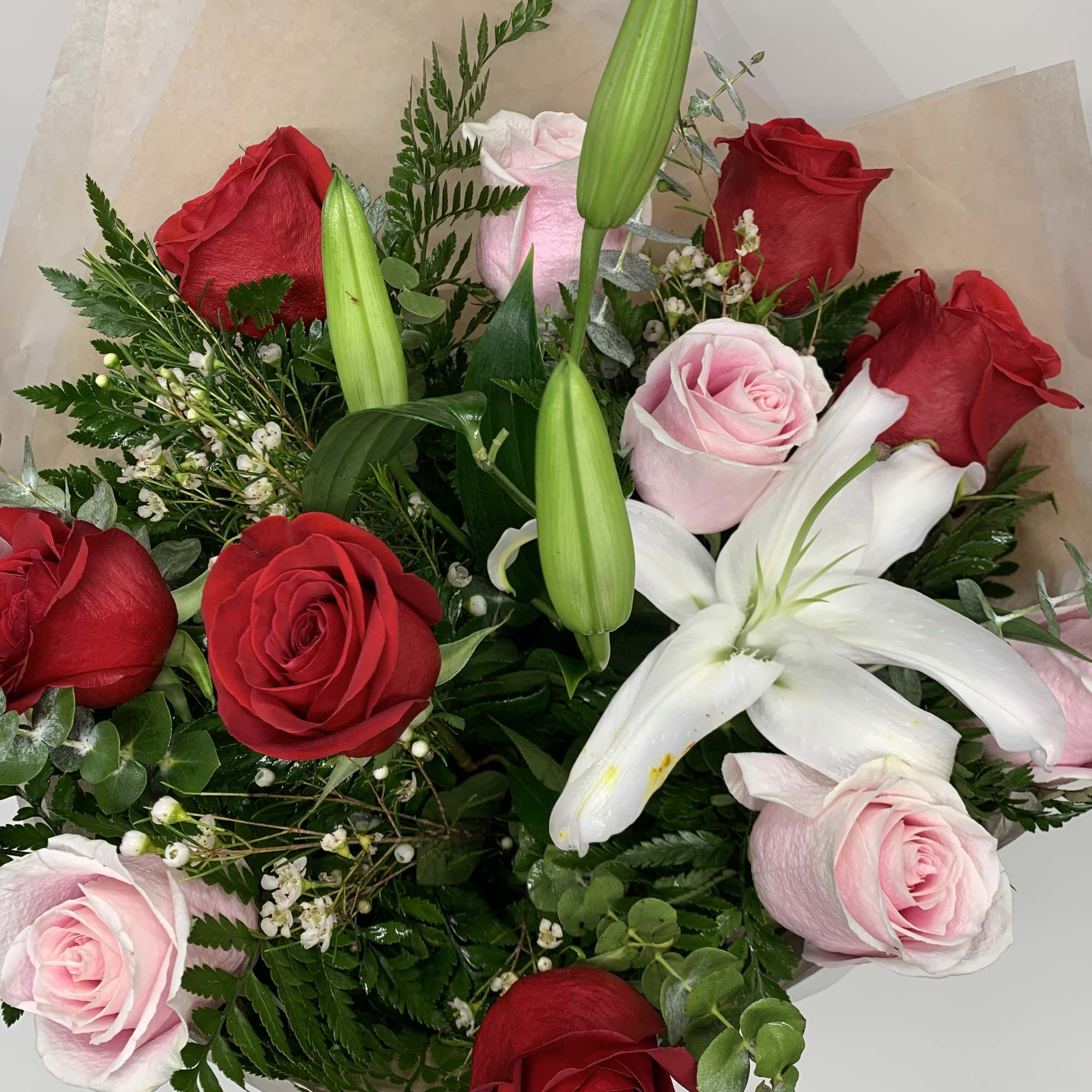 Bouquet of red and pink roses with white lilies