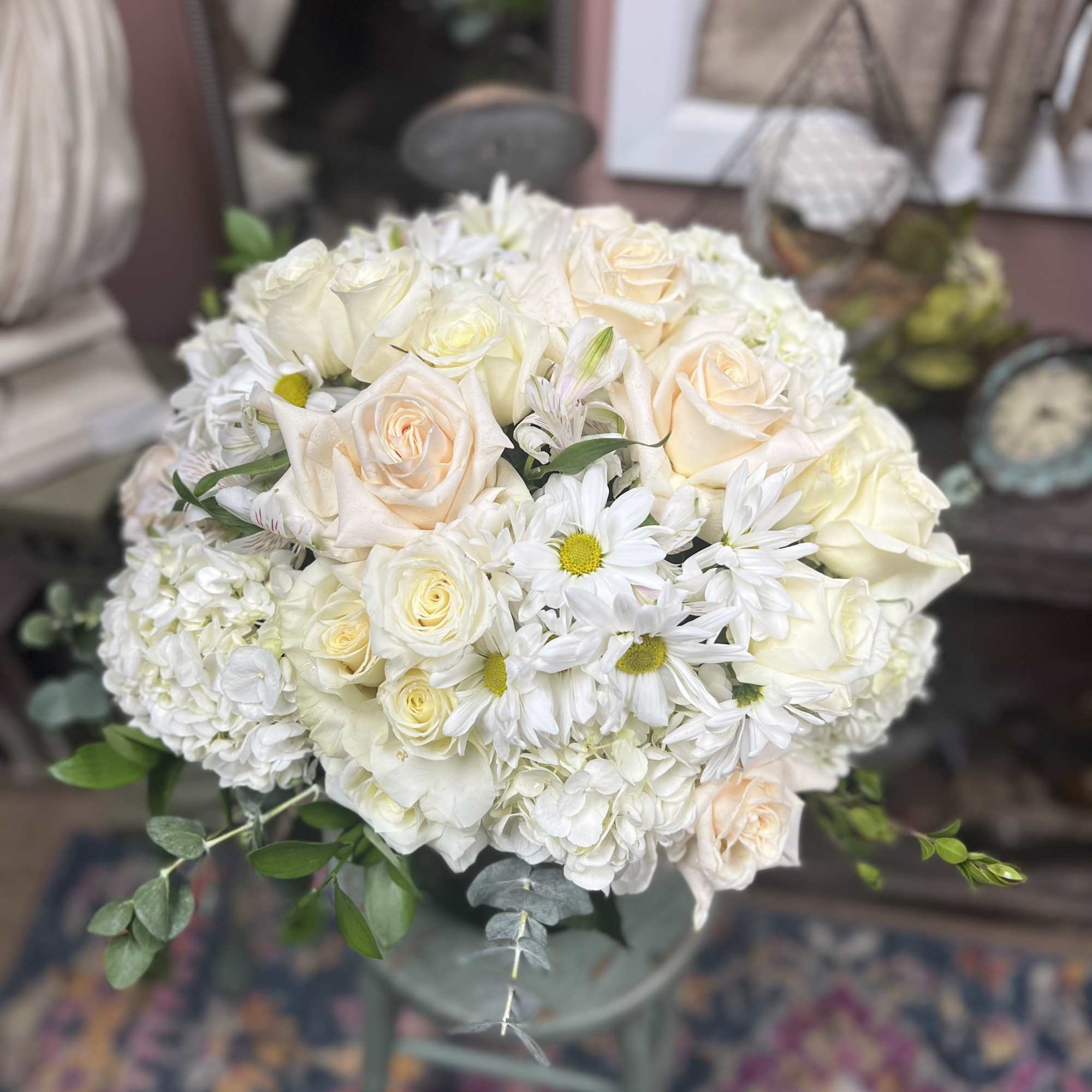 Cream and white bouquet of roses and daisies