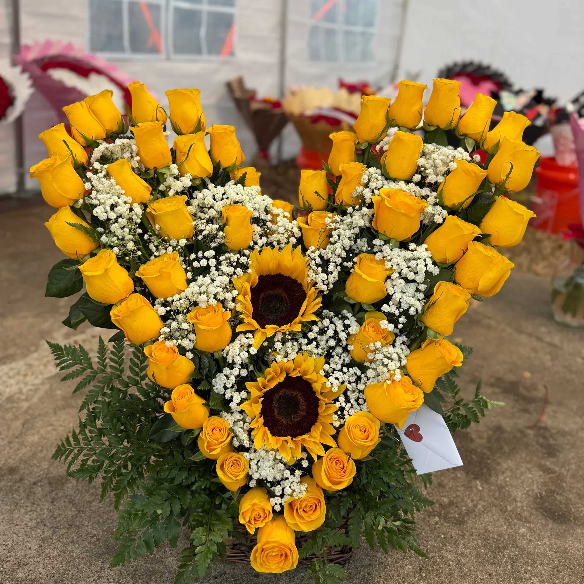  Arreglo Coraz&oacute;n de Rosas Amarillas y Girasoles 

Expresa amor, alegr&iacute;a y