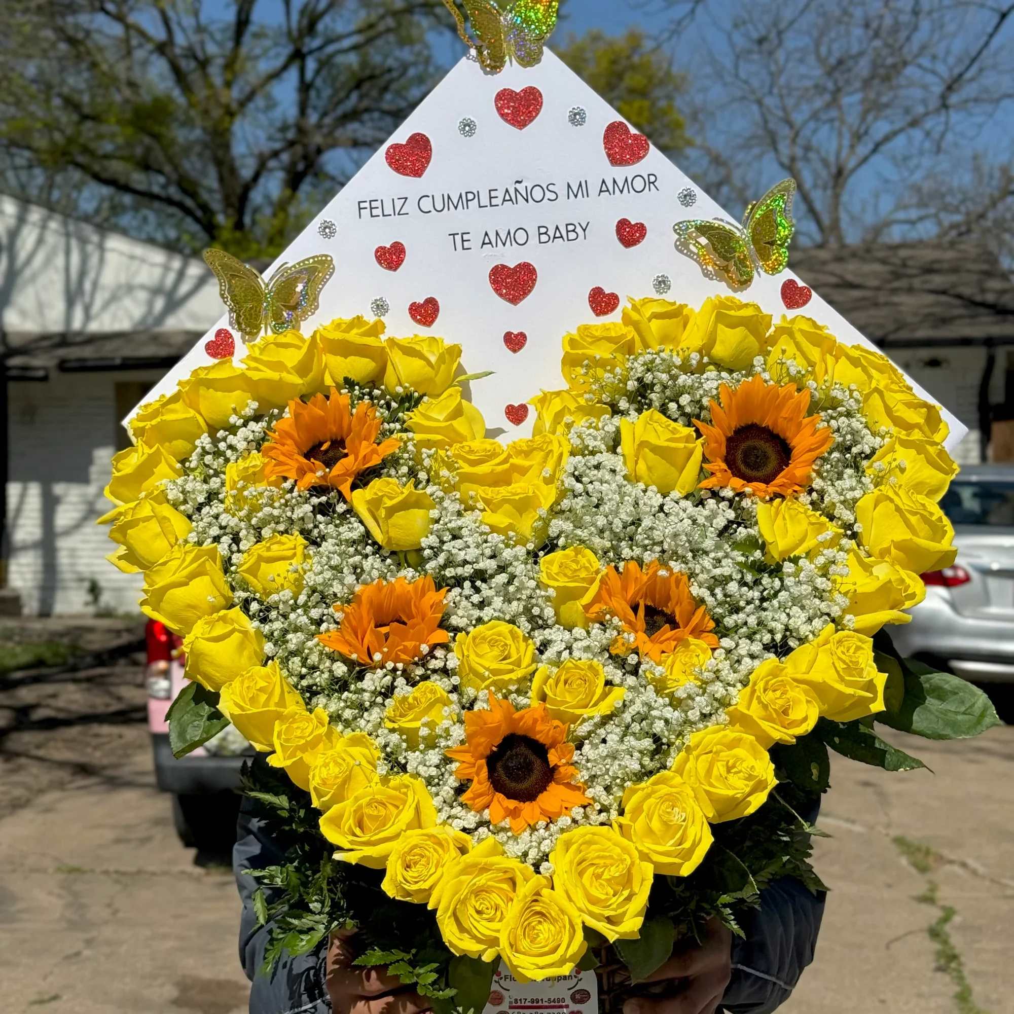Sorprende a esa persona especial con este hermoso arreglo floral en forma