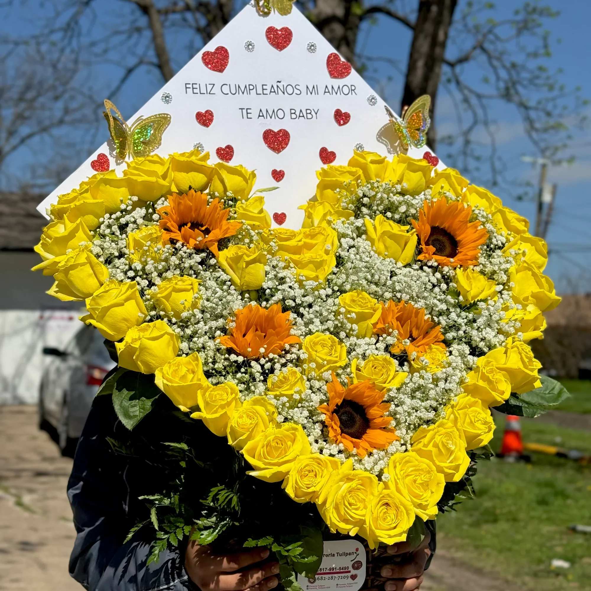 Sorprende a esa persona especial con este hermoso arreglo floral en forma