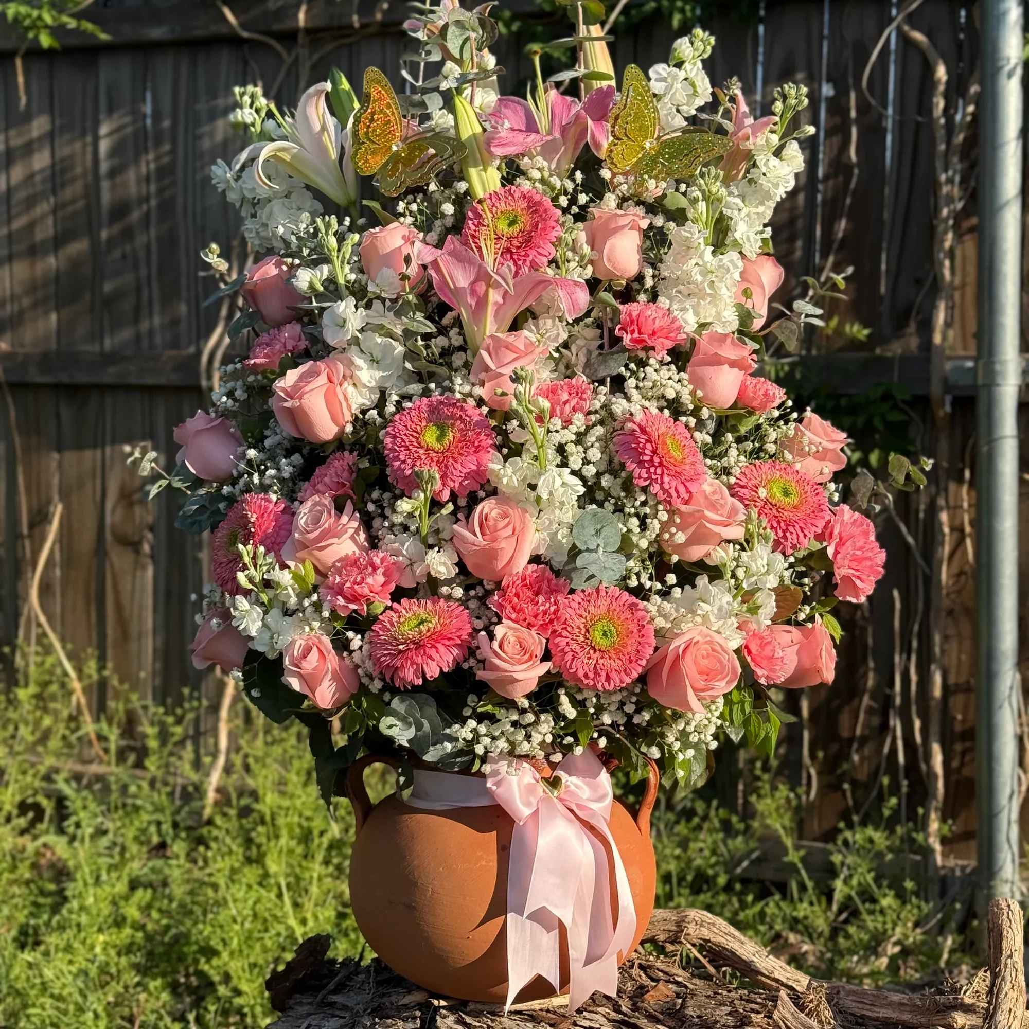 Sorprende con este hermoso arreglo floral lleno de delicadeza y elegancia. Dise&ntilde;ado