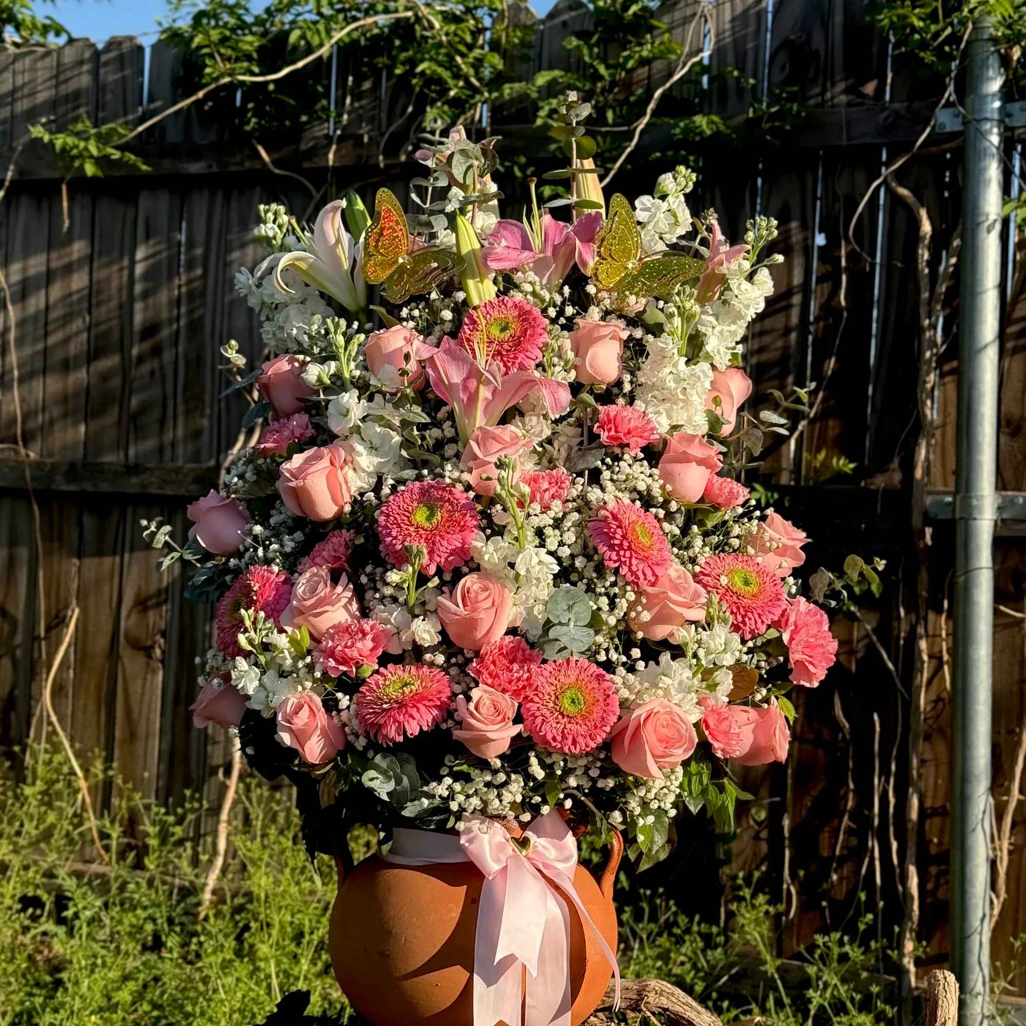 Sorprende con este hermoso arreglo floral lleno de delicadeza y elegancia. Dise&ntilde;ado