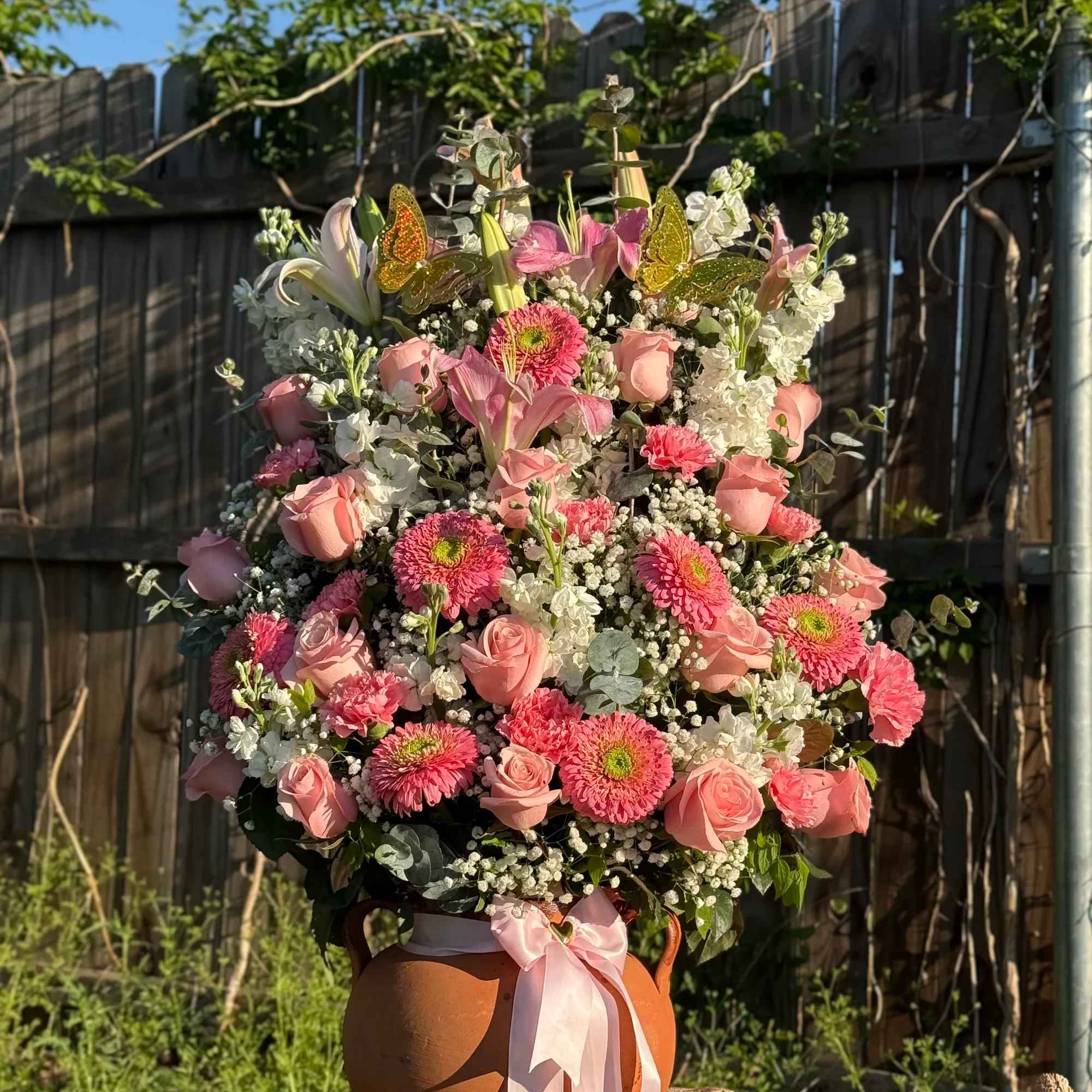 Sorprende con este hermoso arreglo floral lleno de delicadeza y elegancia. Dise&ntilde;ado
