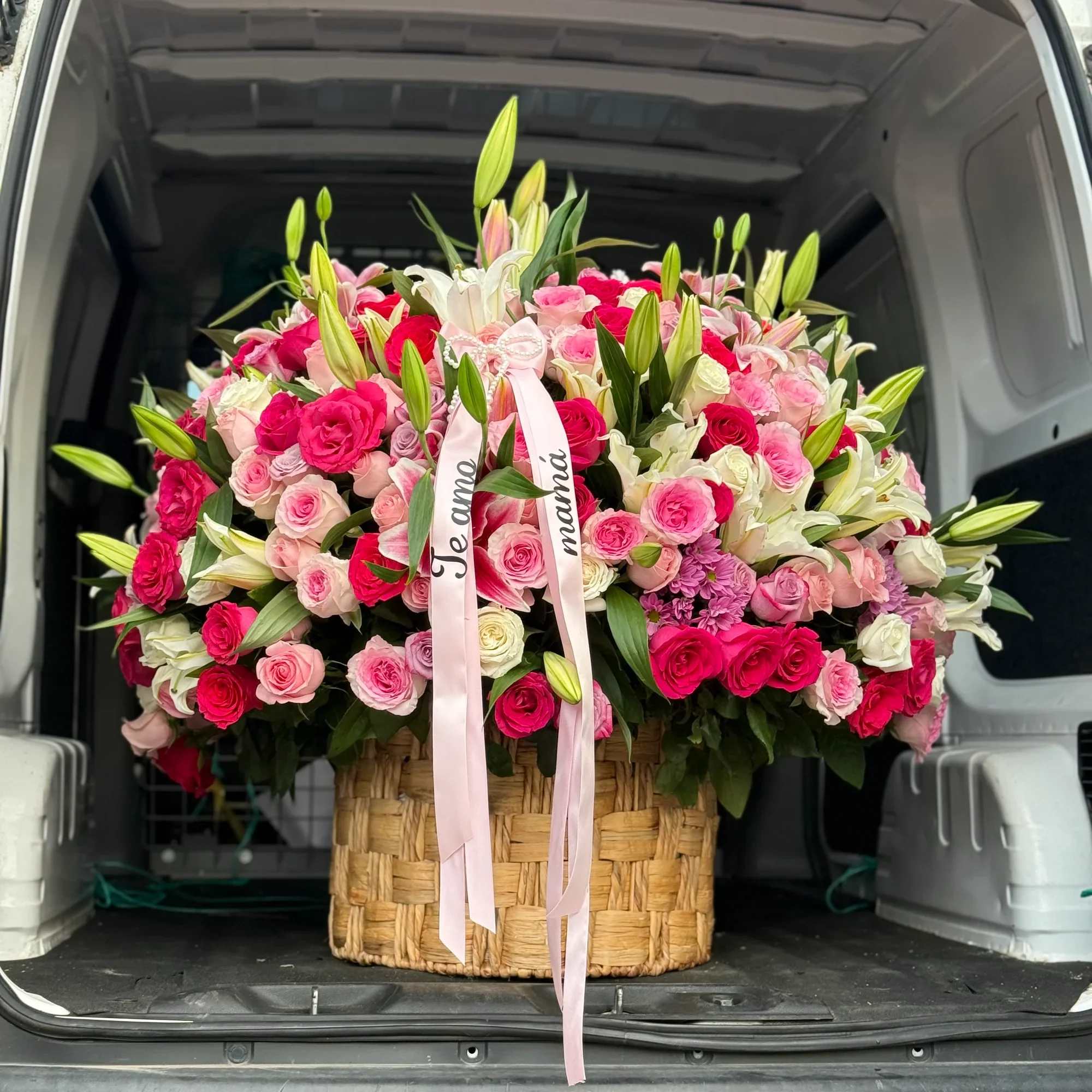 Un arreglo lleno de amor, ternura y elegancia 
Esta hermosa canasta floral