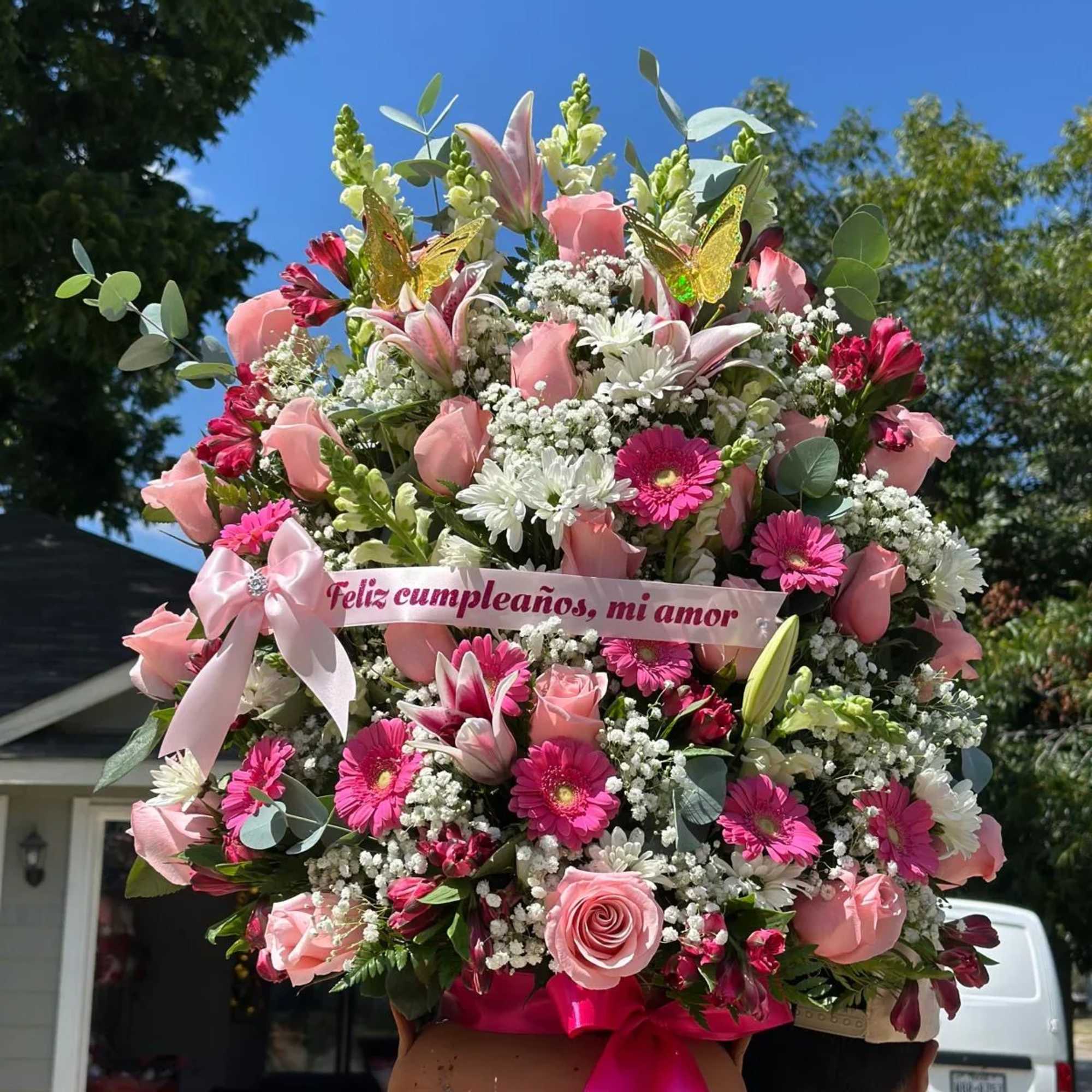  Arreglo Floral Premium con Lirios y Rosas en Base Decorativa 

Sorprende