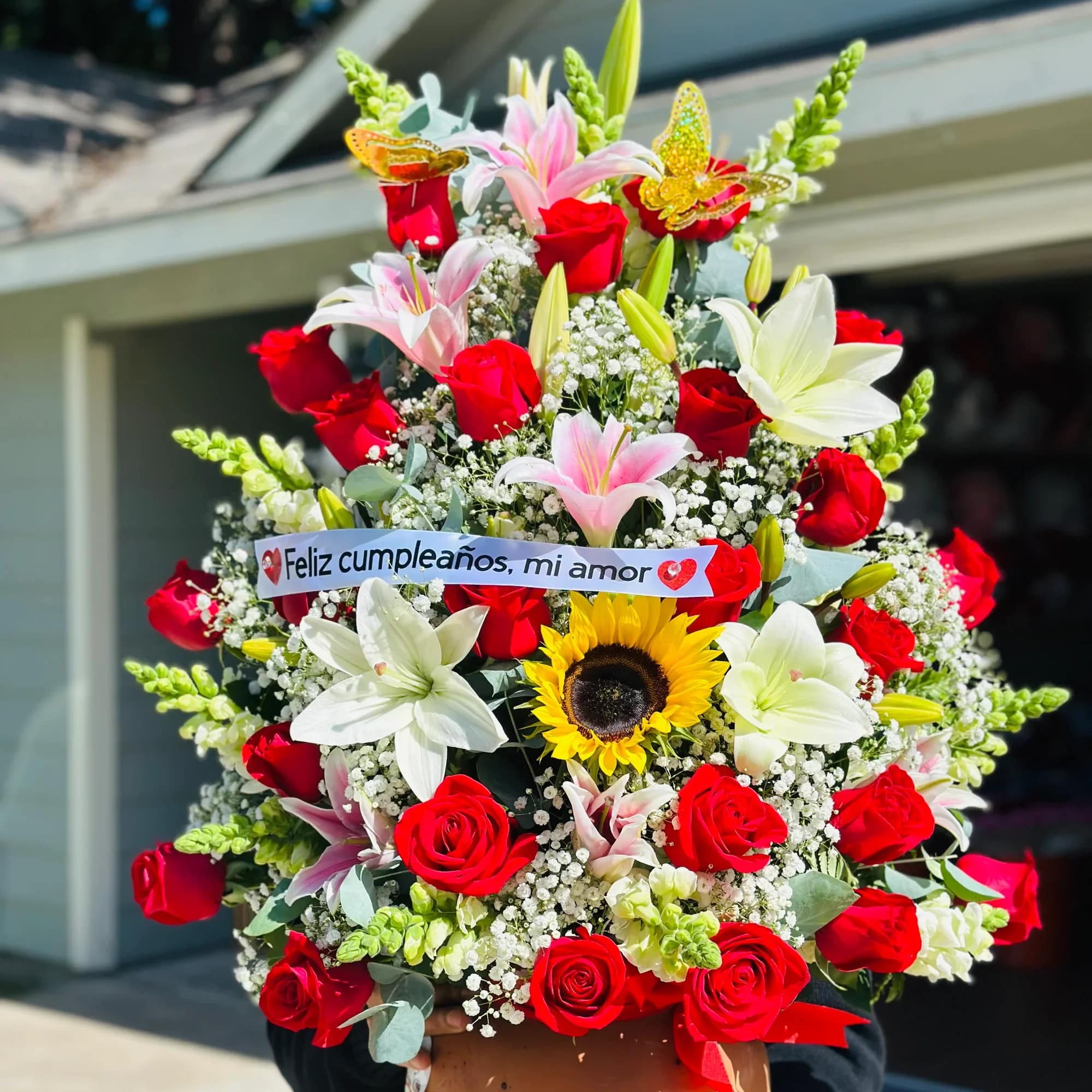  Arreglo Floral Premium con Lirios y Rosas en Base Decorativa 

Sorprende