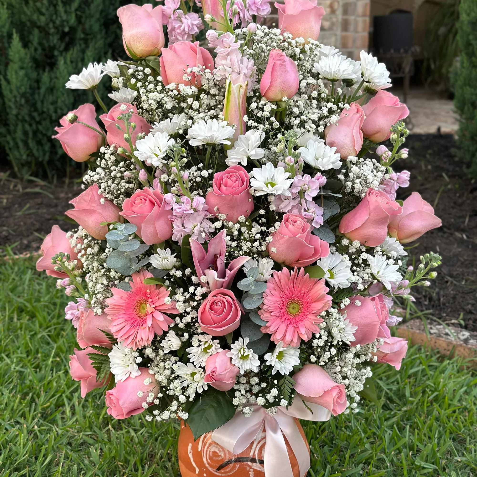  Arreglo Floral Premium con Lirios y Rosas en Base Decorativa 

Sorprende