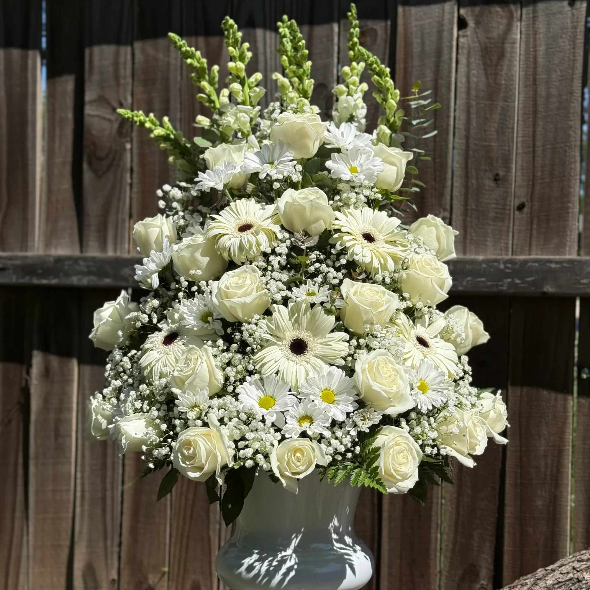 Elegante arreglo floral en tonos blancos dise&ntilde;ado con rosas, gerberas, margaritas y